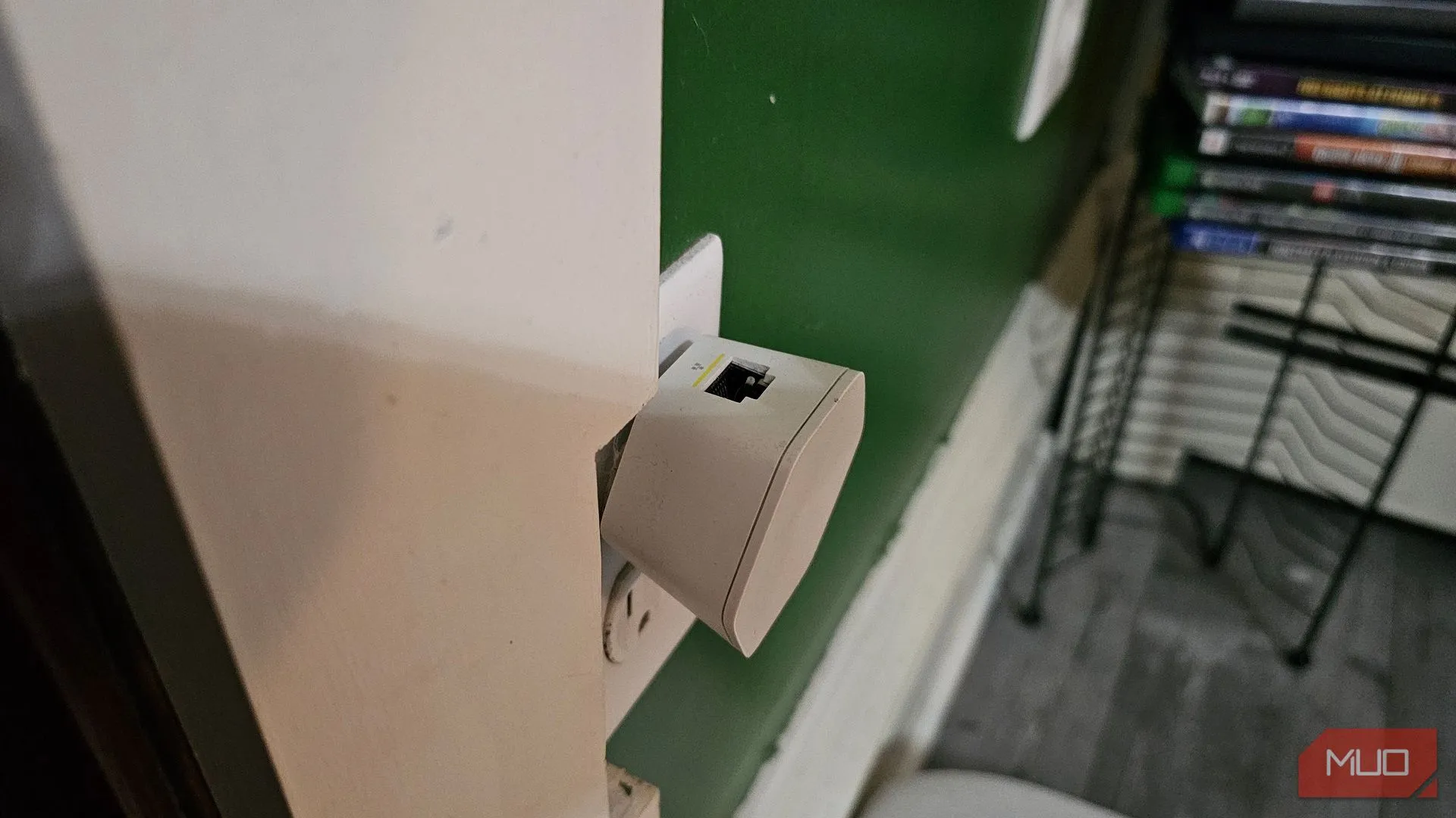 Bộ mở rộng sóng Wi-Fi (Wi-Fi extender) Xfinity xFi Pod cắm vào ổ điện, giúp tăng cường tín hiệu mạng.
