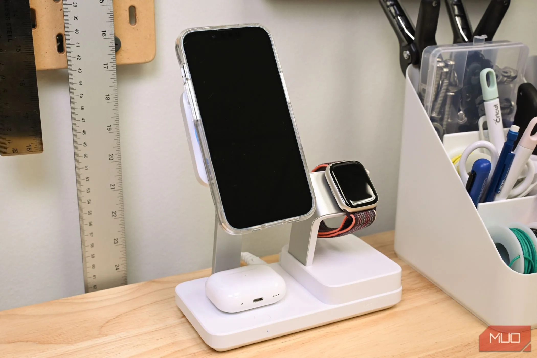Bộ sạc không dây ESR 6 trong 1 với iPhone, AirPods và Apple Watch đang sạc, minh họa tính năng Qi2 và MagSafe