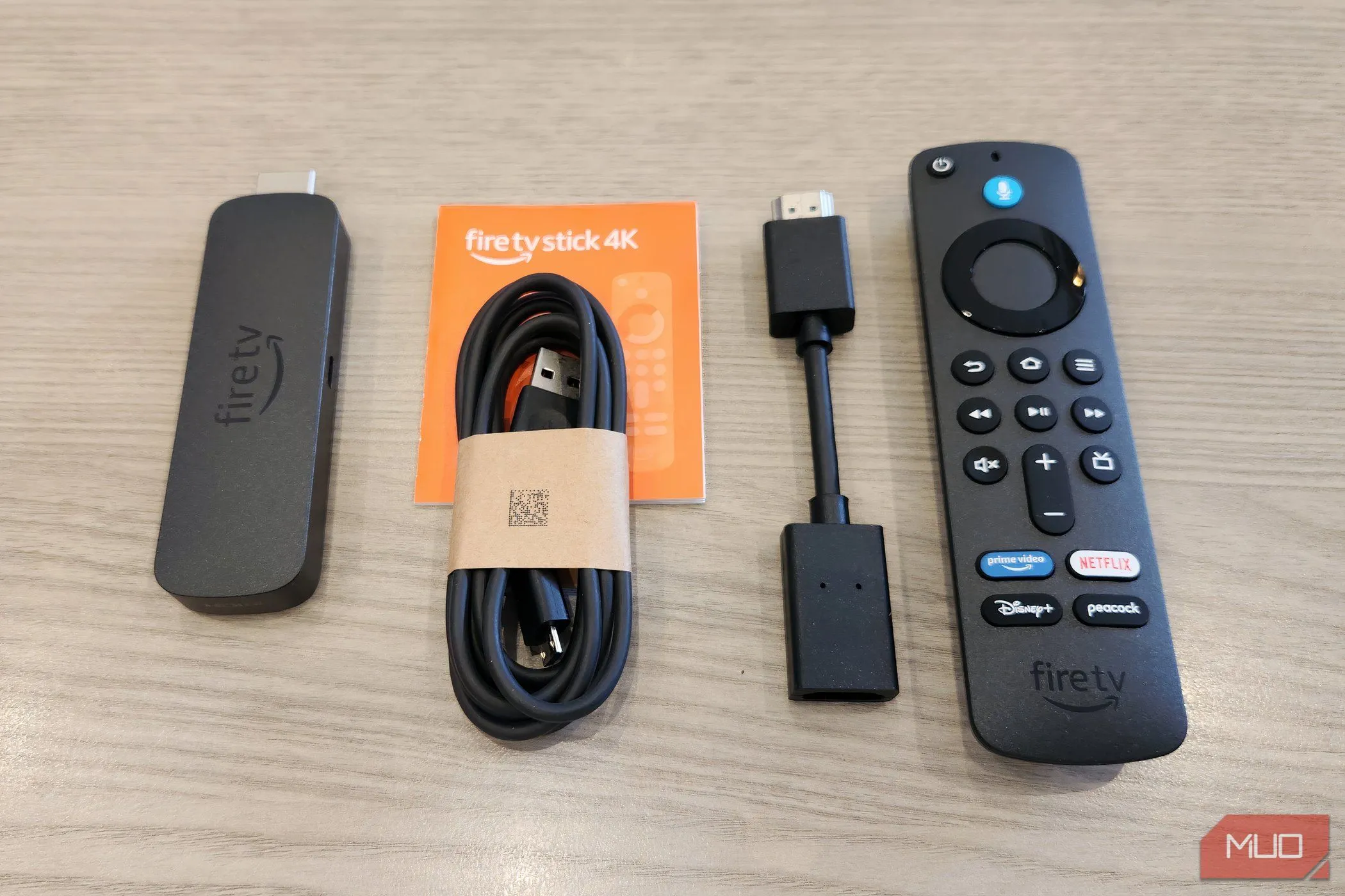 Bộ sản phẩm Amazon Fire TV Stick 4K được tháo hộp, bao gồm thiết bị streaming, điều khiển và các phụ kiện đi kèm.