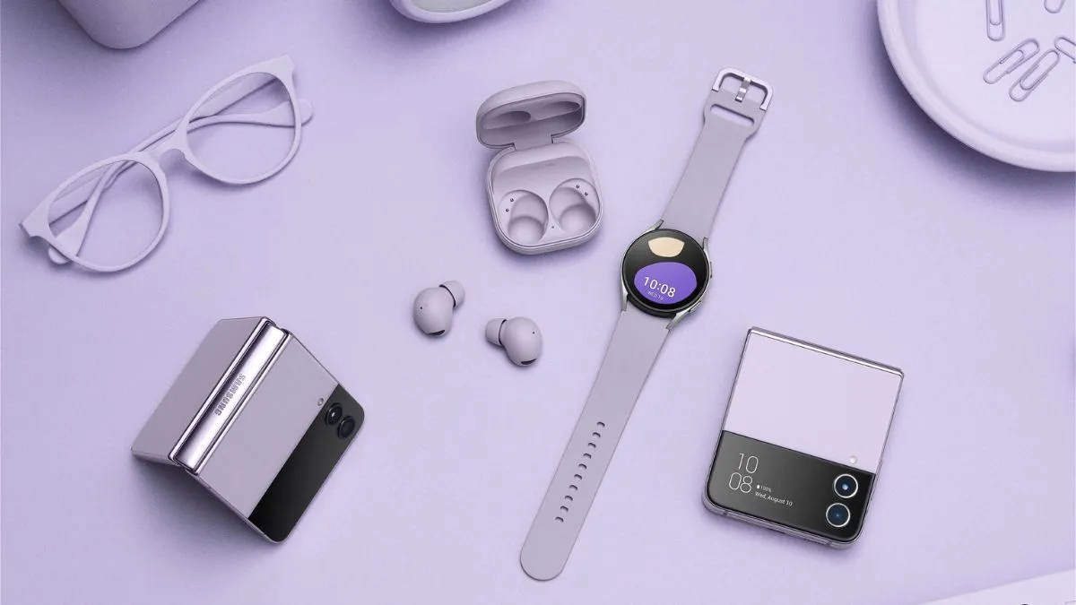 Bộ sản phẩm hệ sinh thái Samsung gồm Galaxy Z Flip4, Galaxy Watch5 Pro và Galaxy Buds2 Pro, thể hiện khả năng tích hợp liền mạch giữa các thiết bị.