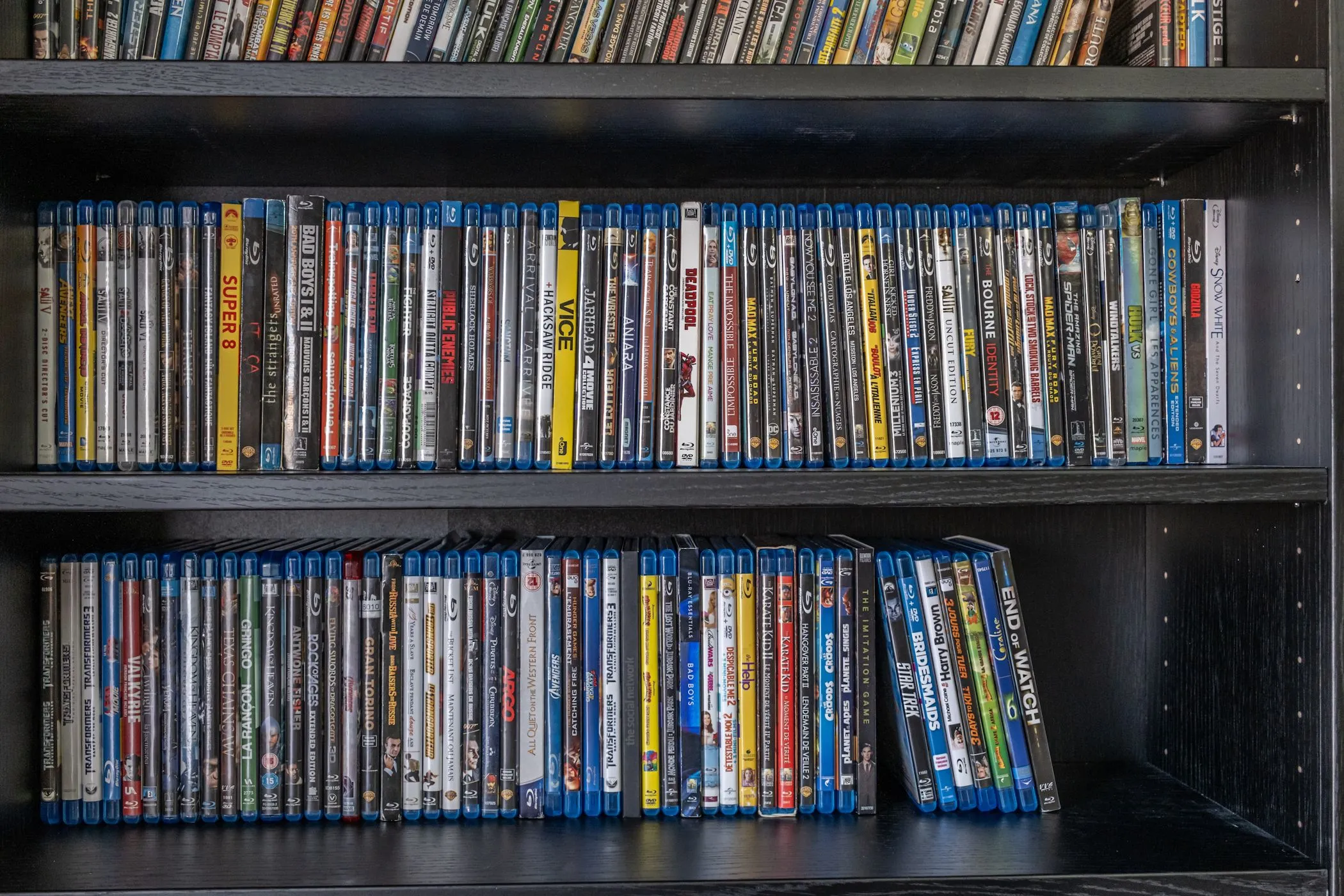 Bộ sưu tập đĩa Blu-ray 4K được sắp xếp gọn gàng trên kệ sách, tượng trưng cho chất lượng điện ảnh vượt trội