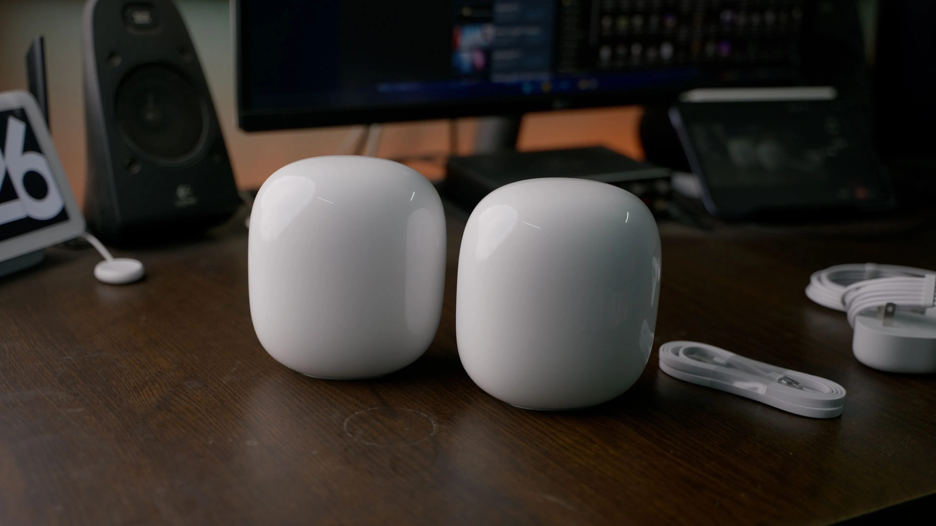 Các bộ định tuyến Google Nest Pro Wi-Fi Mesh với thiết kế tối giản, hiện đại, dễ dàng hòa nhập vào không gian nội thất của mọi gia đình.