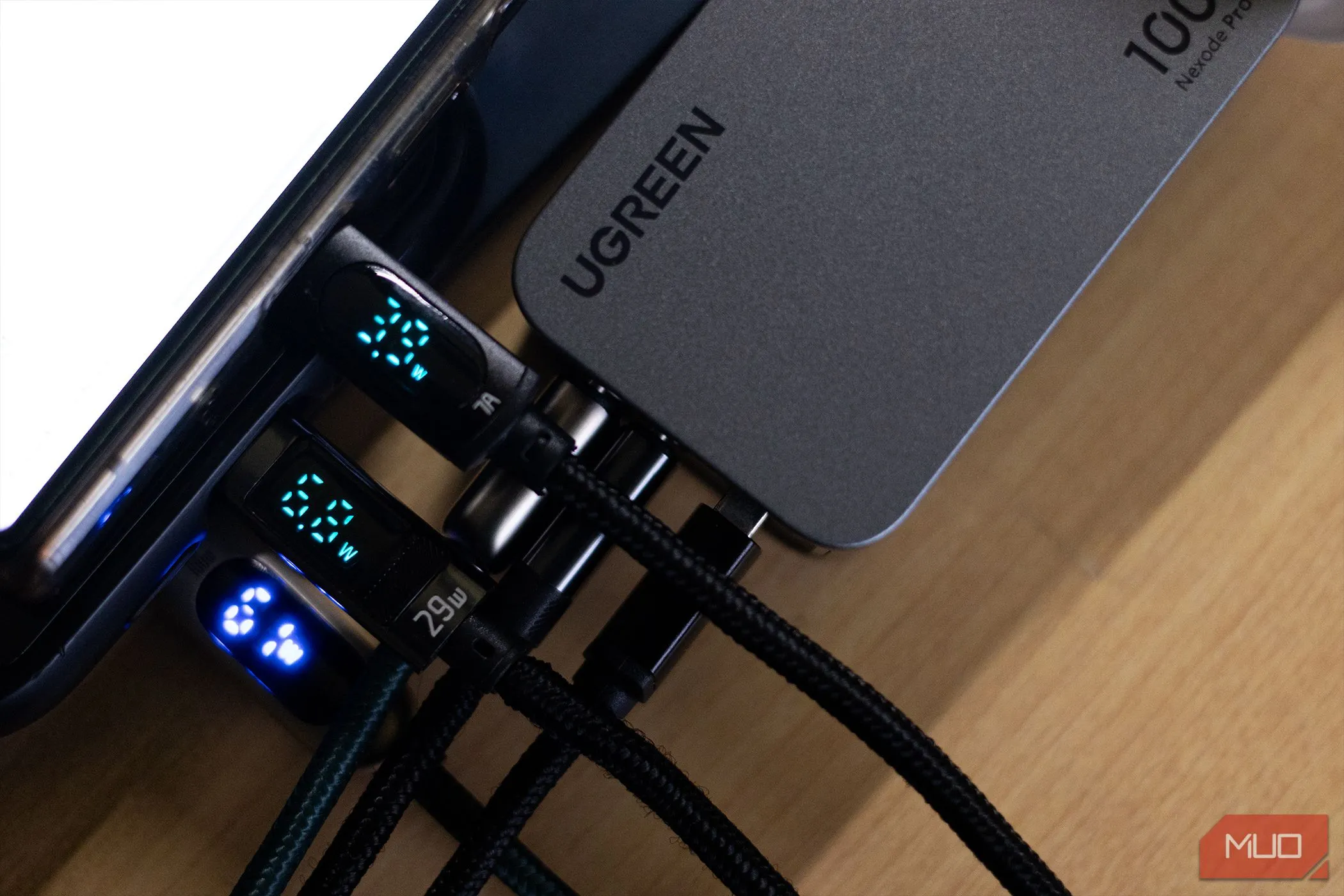 Các bộ sạc tường USB-C Ugreen Nexode Pro 100W hiển thị công suất, minh họa tầm quan trọng của chất lượng cáp sạc.