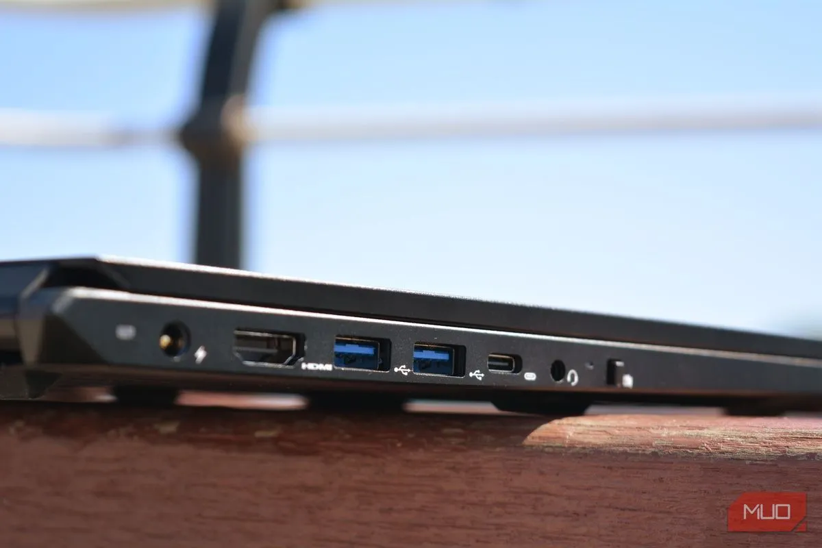 Các cổng USB trên laptop System76 Pangolin