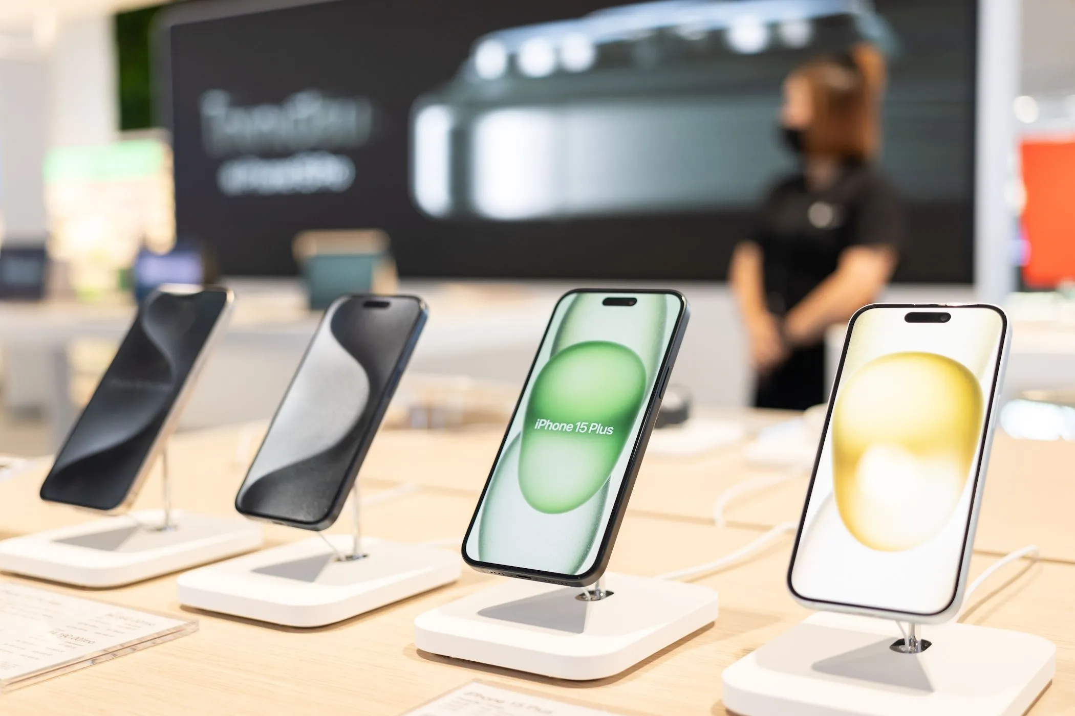 Các mẫu iPhone 15 được trưng bày tại một cửa hàng Apple Store