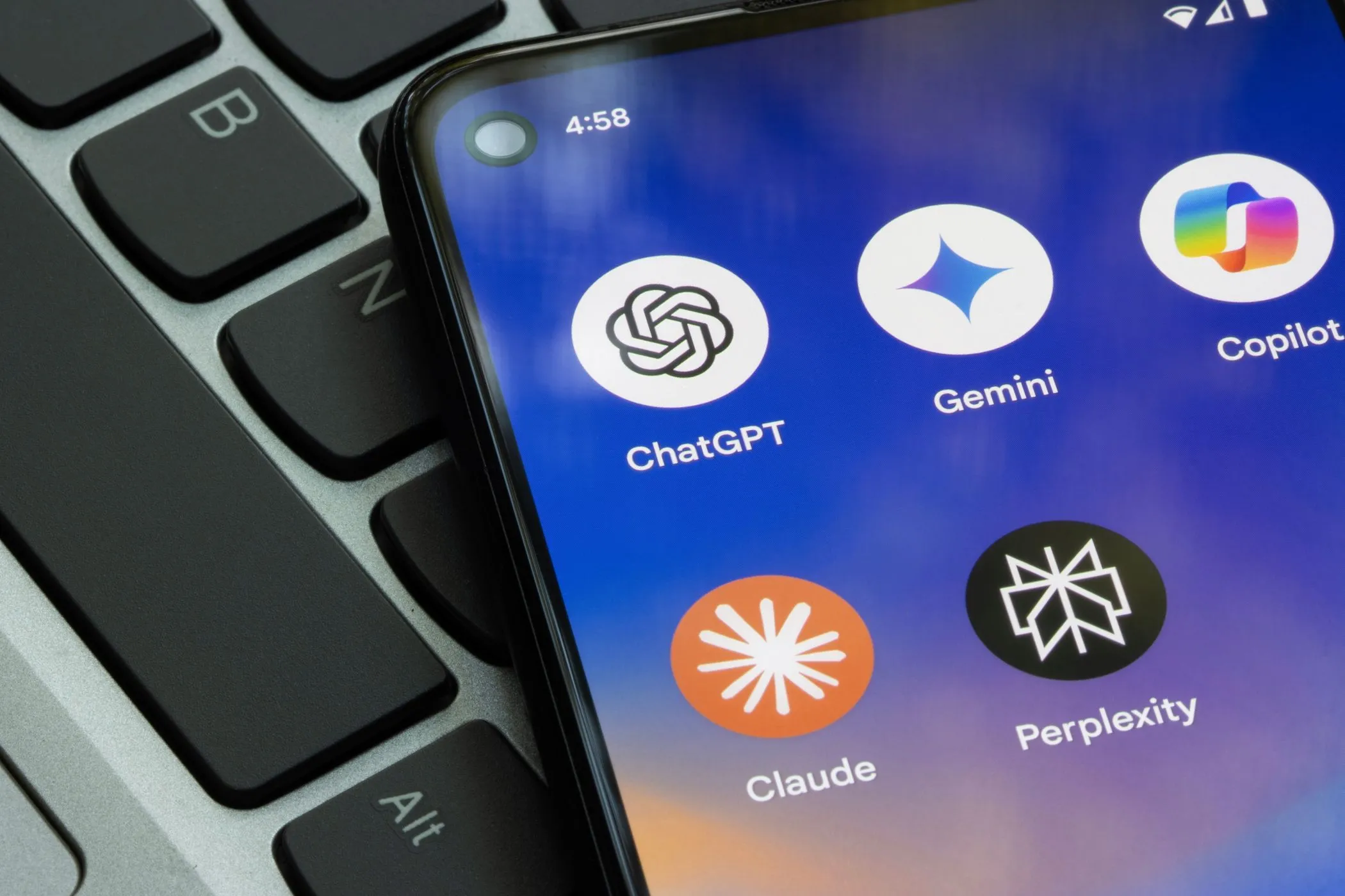 Các ứng dụng chatbot AI trên màn hình điện thoại thông minh, minh họa khả năng xử lý ngữ cảnh dài của Gemini 2.5 Pro