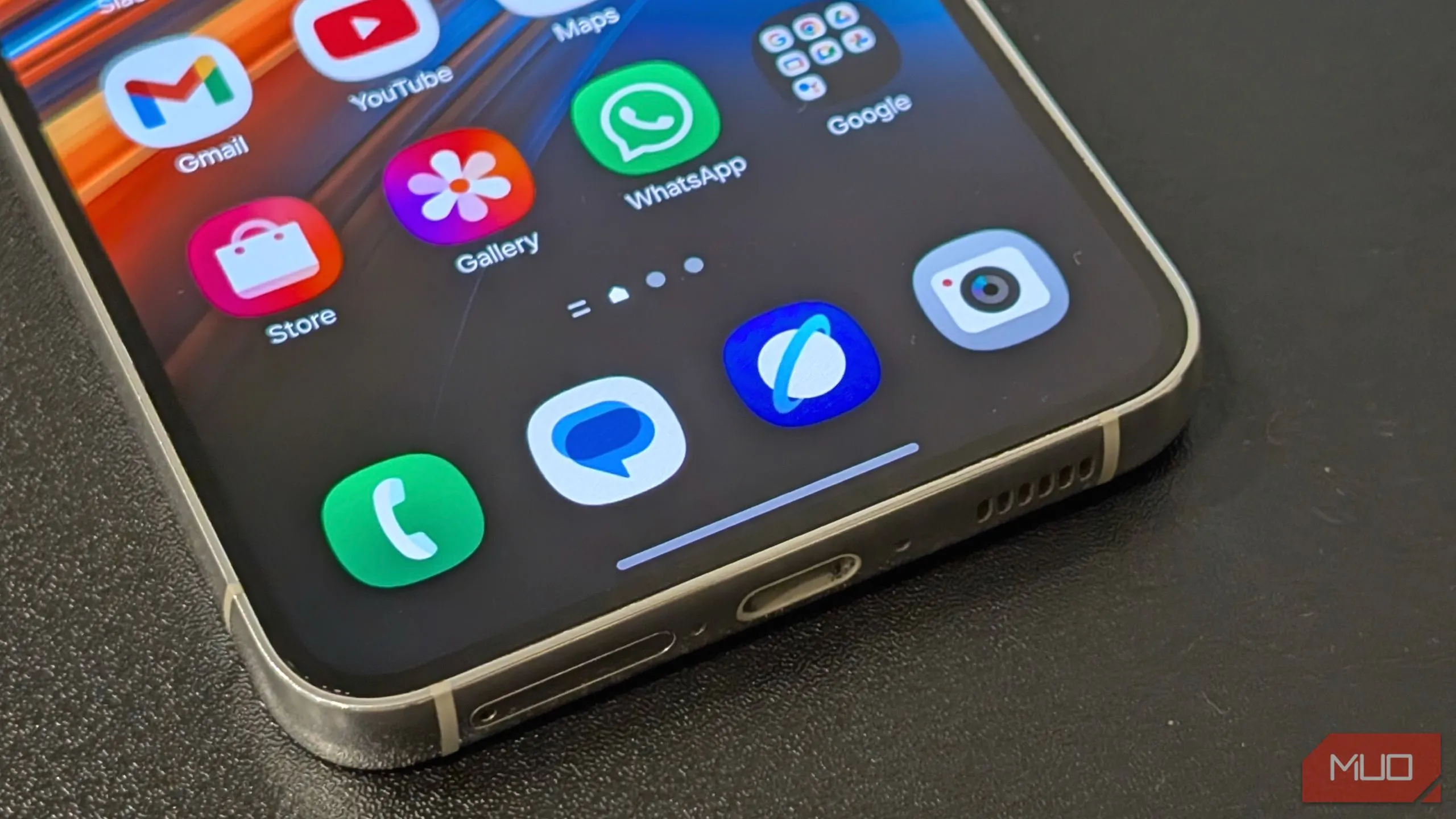 Các ứng dụng trên điện thoại Samsung Galaxy, bao gồm Điện thoại, Samsung Internet, Thư viện, WhatsApp, Gmail và Camera, cho thấy sự trùng lặp ứng dụng.