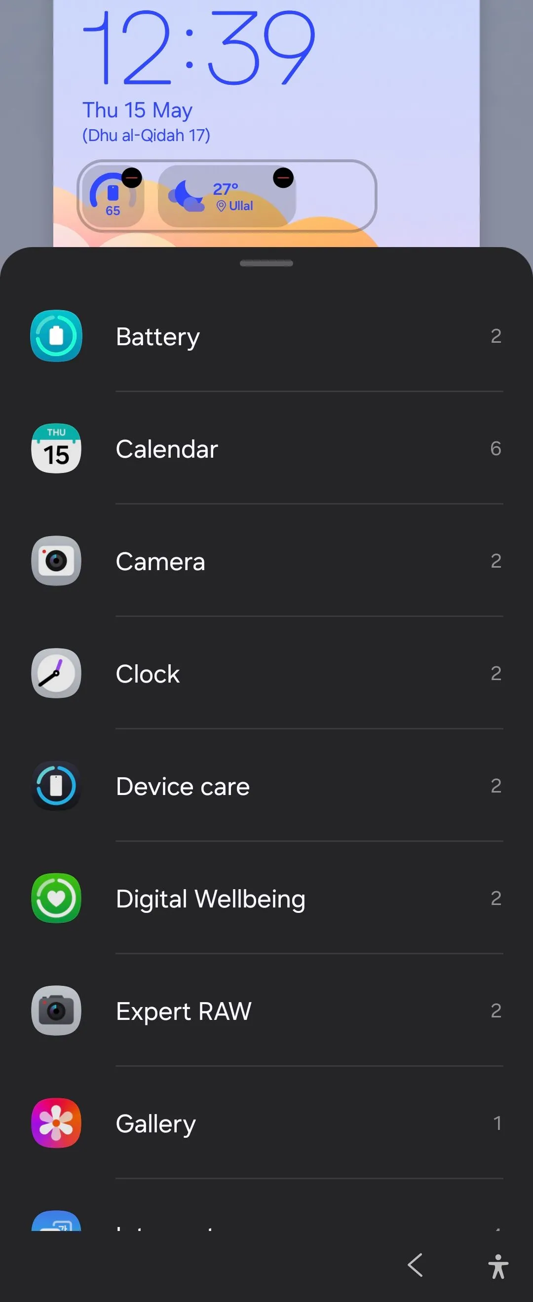 Các widget mini hiển thị trên màn hình khóa Samsung Galaxy Z Flip 6 với One UI 7, cung cấp thông tin nhanh.