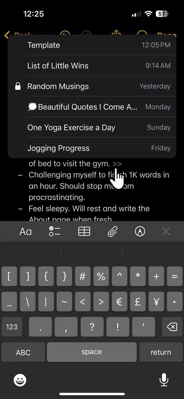 Cách liên kết các ghi chú trong Apple Notes bằng ký hiệu '&gt;&gt;' và sử dụng hashtag để phân loại trạng thái năng lượng, tập trung trong nhật ký.