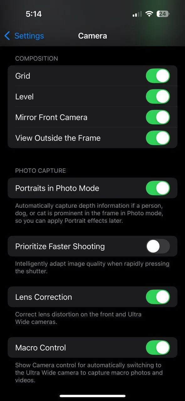 Cài đặt điều khiển chế độ macro trong ứng dụng Camera trên iPhone 16, cho phép người dùng bật hoặc tắt