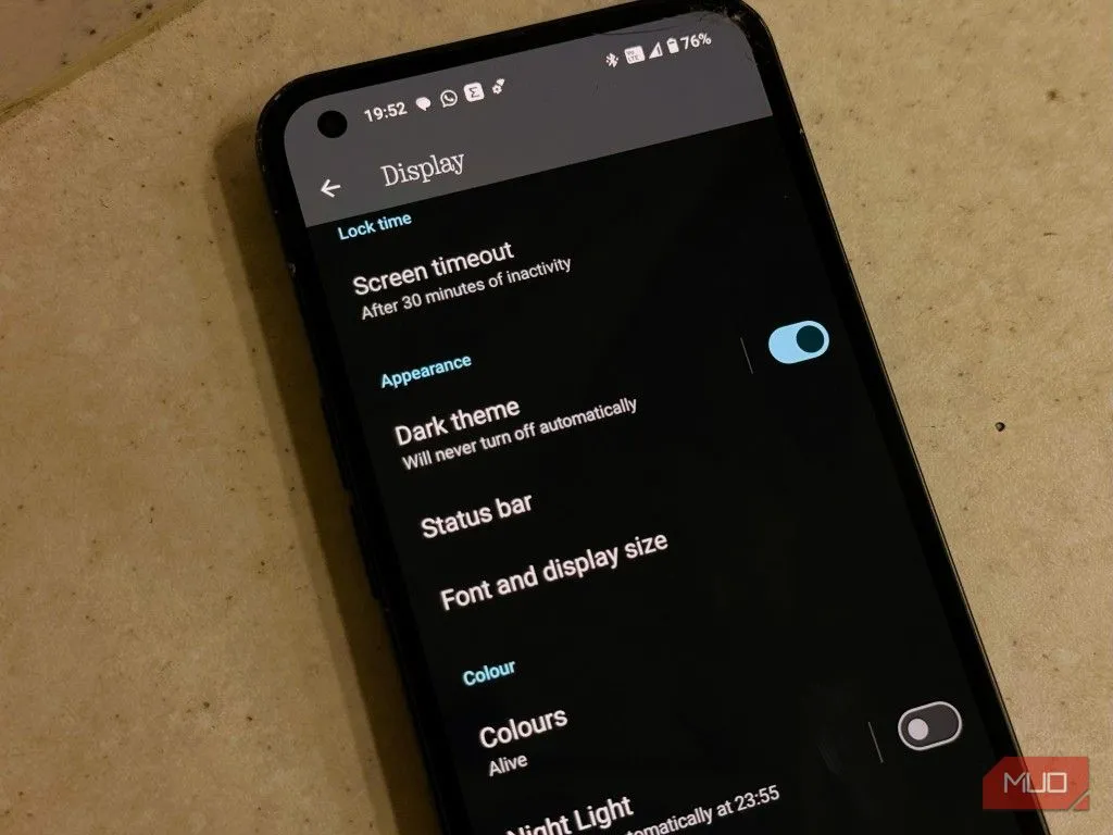 Cài đặt kích hoạt chế độ tối (dark mode) trên điện thoại Android, giúp giao diện hiển thị nền đen, thân thiện với mắt và tối ưu pin.