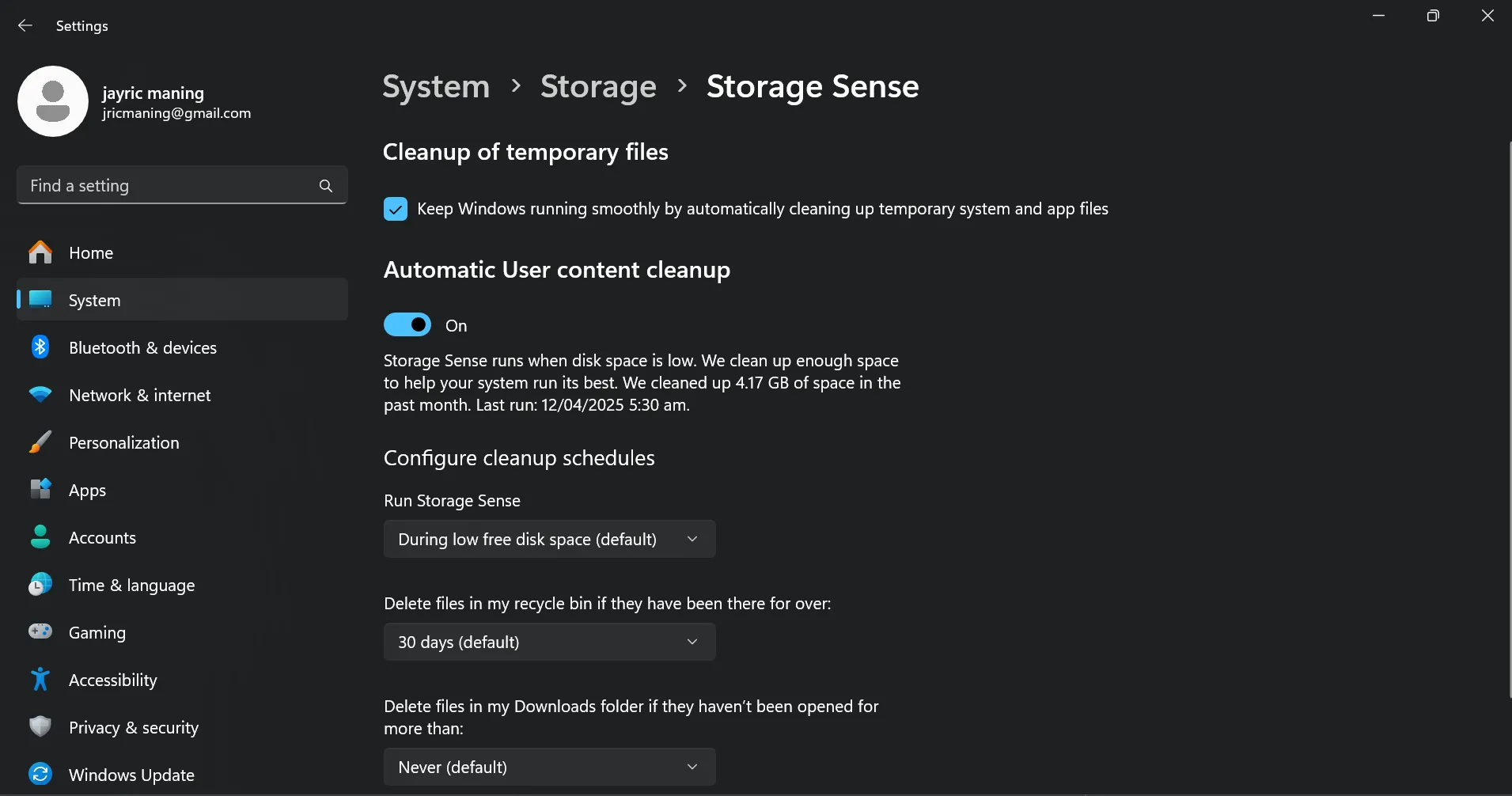 Cài đặt tính năng Storage Sense trong Windows 10/11, cho phép tự động giải phóng không gian lưu trữ và tối ưu hiệu suất hệ thống.