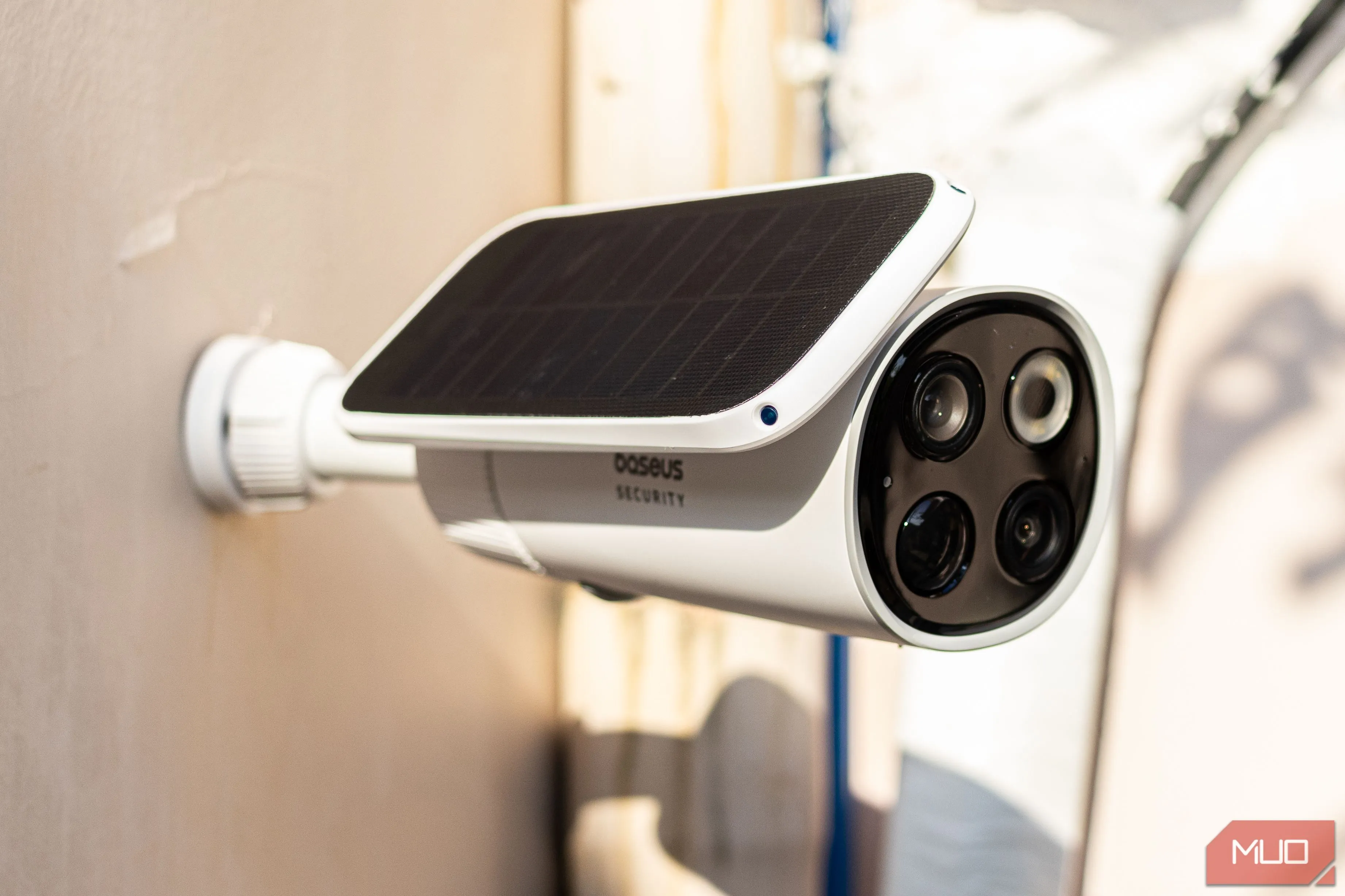 Camera an ninh Baseus S1 Pro lắp đặt ngoài trời, tấm pin năng lượng mặt trời tiếp xúc ánh sáng