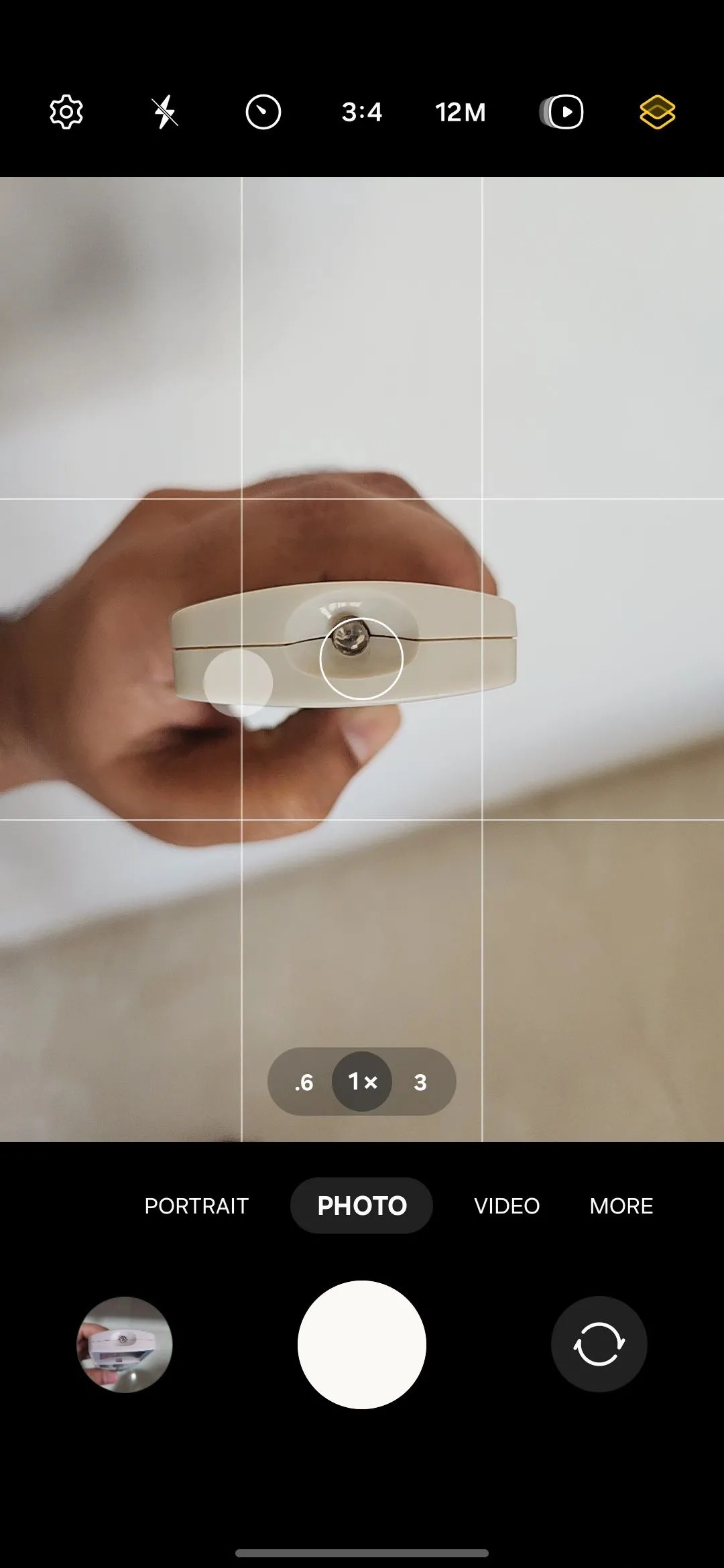 Camera điện thoại Android hiển thị cảm biến hồng ngoại của remote khi nhấn nút