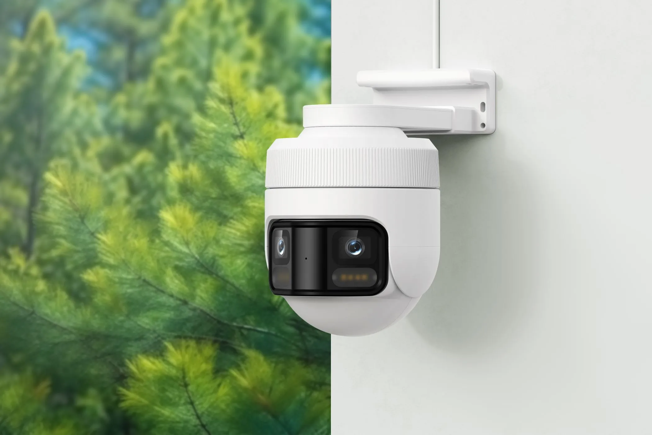 Camera IMILAB EC6 Panorama được lắp đặt ngoài trời, minh họa góc nhìn bao quát rộng