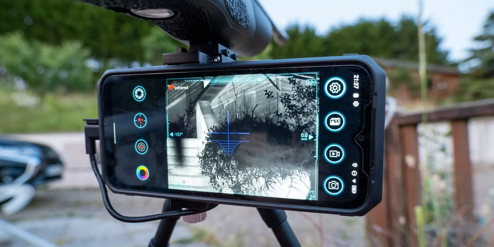 Camera nhiệt hồng ngoại Xinfrared X2 gắn vào smartphone trên tripod, hiển thị hình ảnh nhiệt.