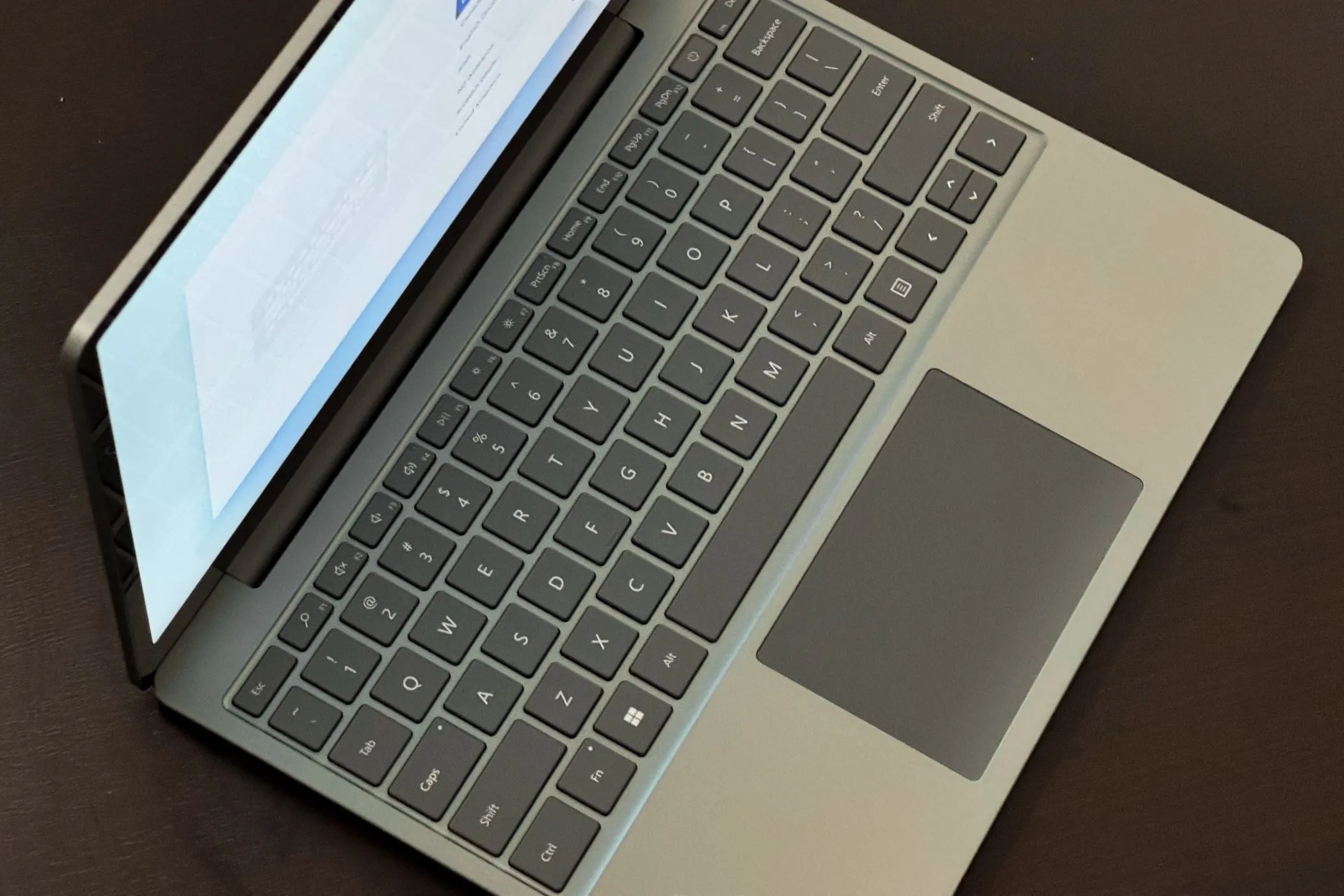 Cận cảnh bàn phím và trackpad của một mẫu laptop hiện đại