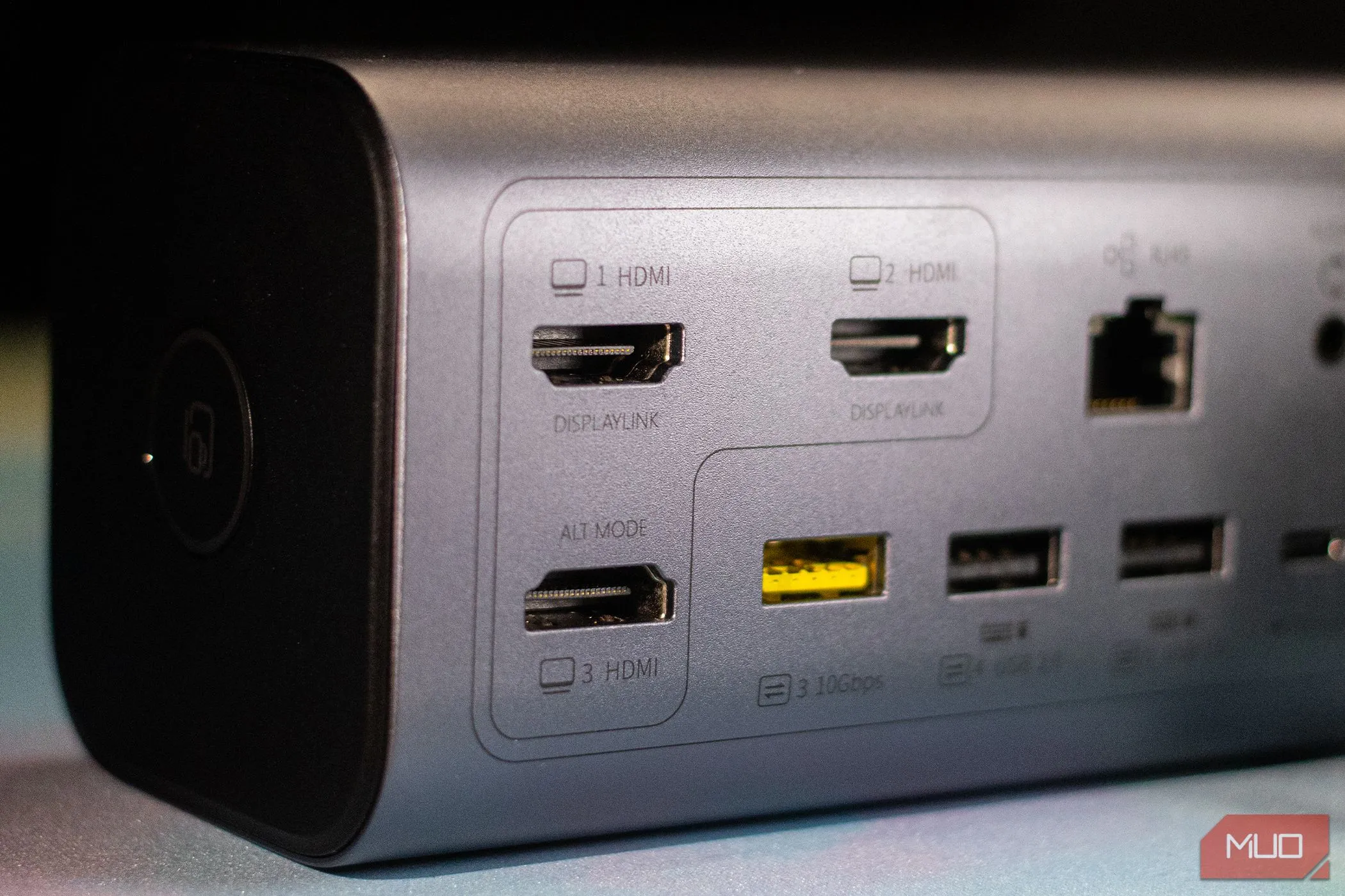 Cận cảnh các cổng HDMI và DisplayPort trên docking station Baseus Spacemate 11-in-1, hỗ trợ xuất hình ảnh độ phân giải 4K.