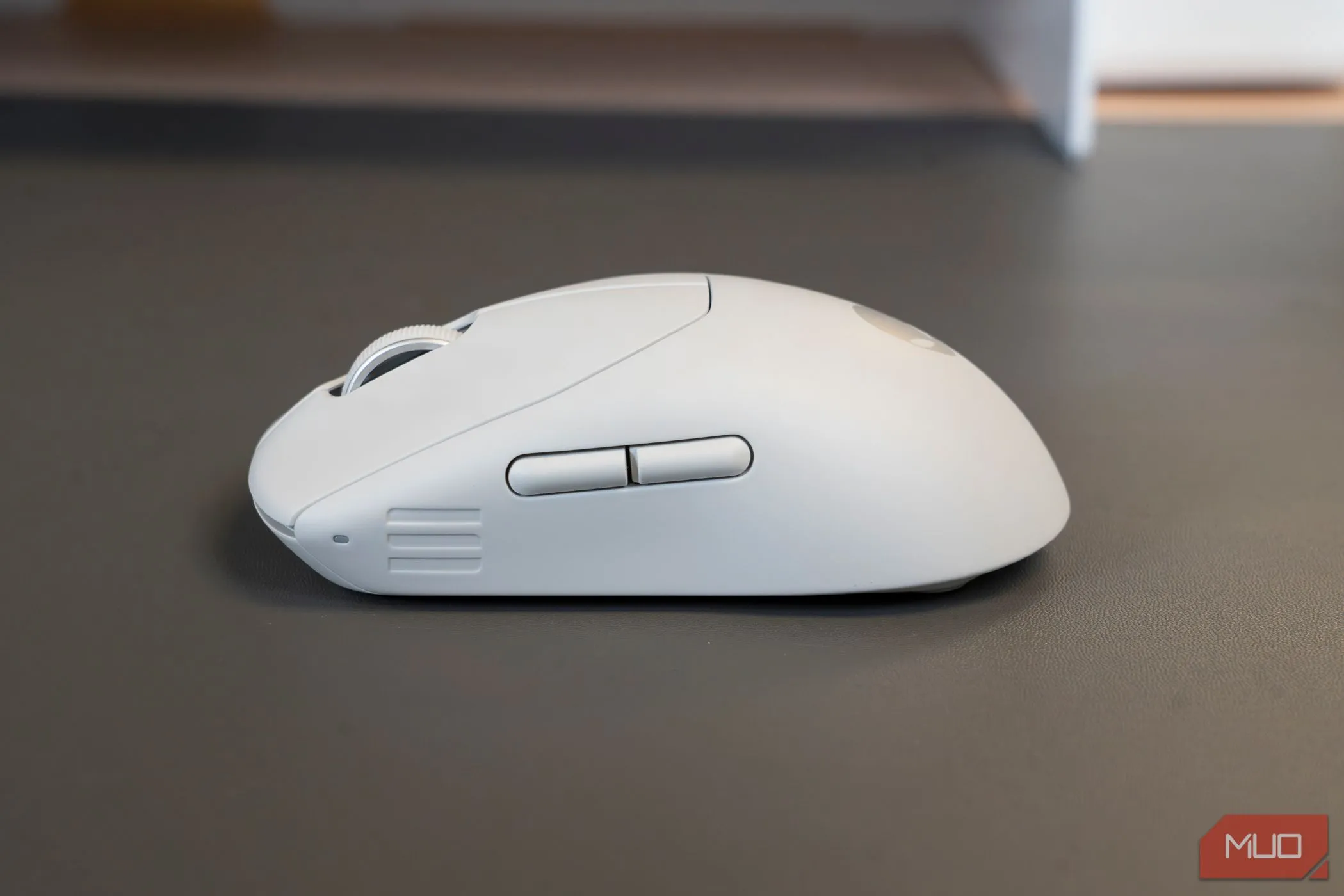 Cận cảnh chuột chơi game không dây Alienware Pro, minh họa kiểu dáng và vị trí bánh xe cuộn chuột.