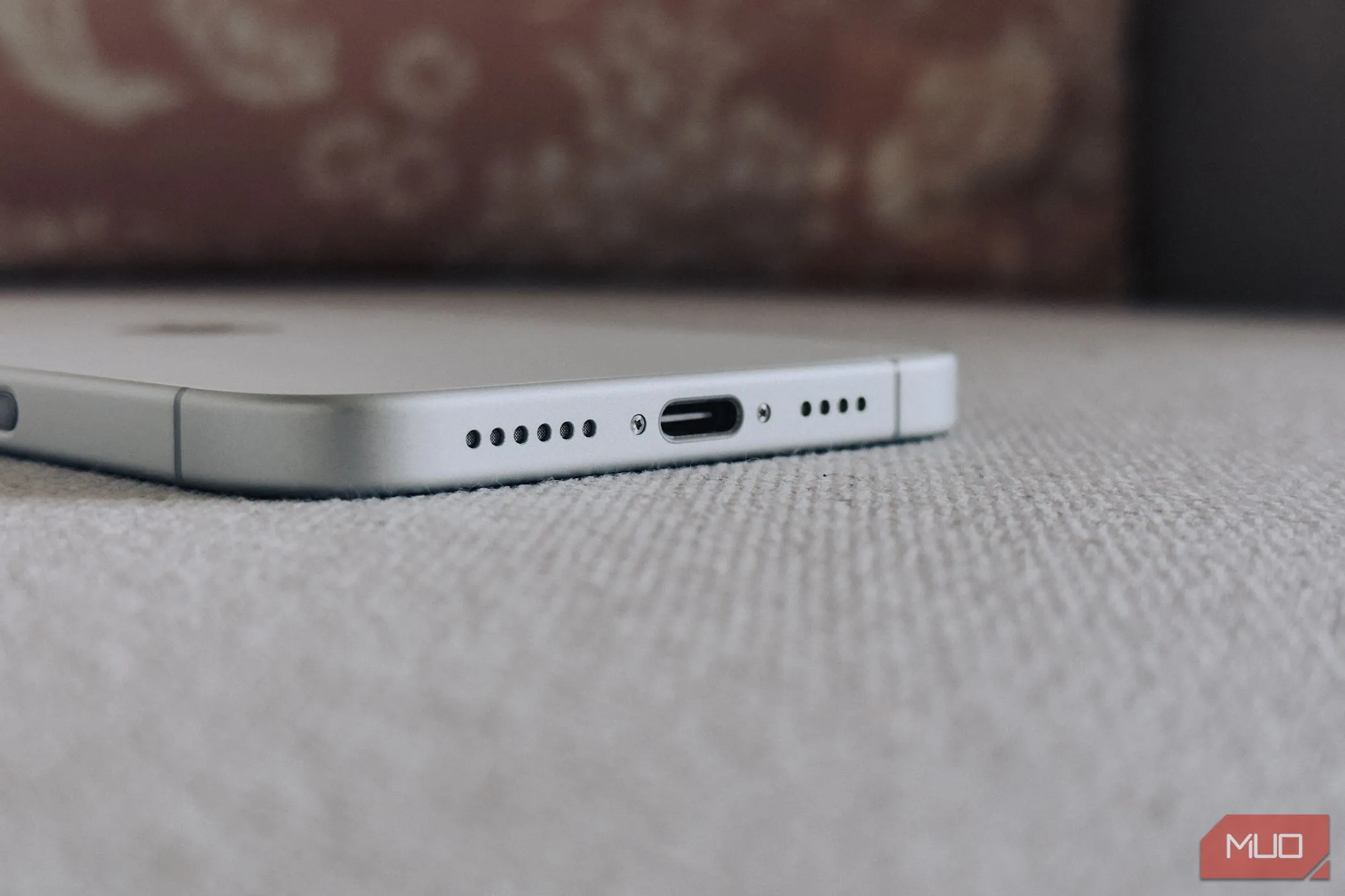 Cận cảnh cổng USB-C trên iPhone 16 Plus, cho thấy sự thay đổi về chuẩn kết nối sạc trên các dòng iPhone đời mới.