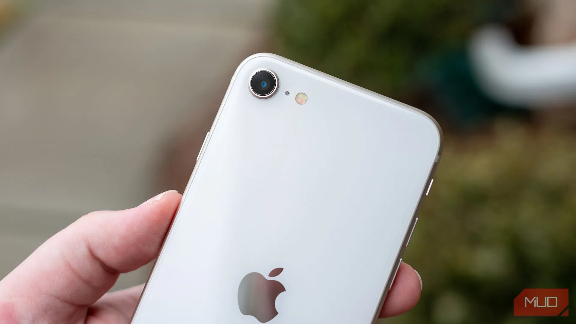 Cận cảnh cụm camera đơn của iPhone SE 2022