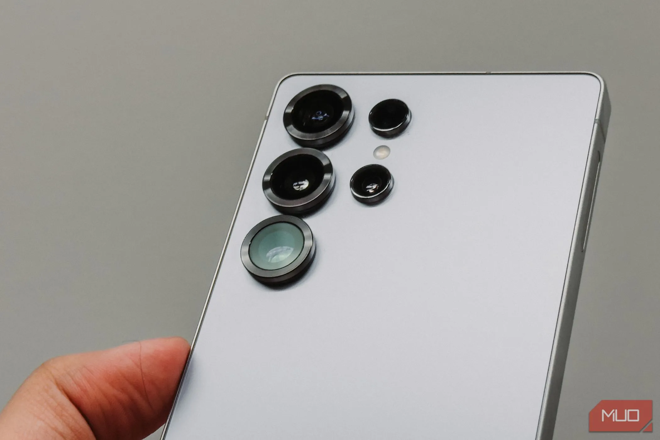 Cận cảnh cụm camera sau của Samsung Galaxy S25 Ultra với các vòng kim loại nổi bật quanh ống kính.