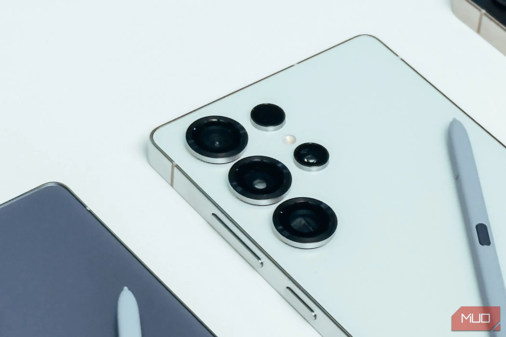 Cận cảnh hệ thống camera của Samsung Galaxy S25 Ultra màu trắng, nhấn mạnh các ống kính.