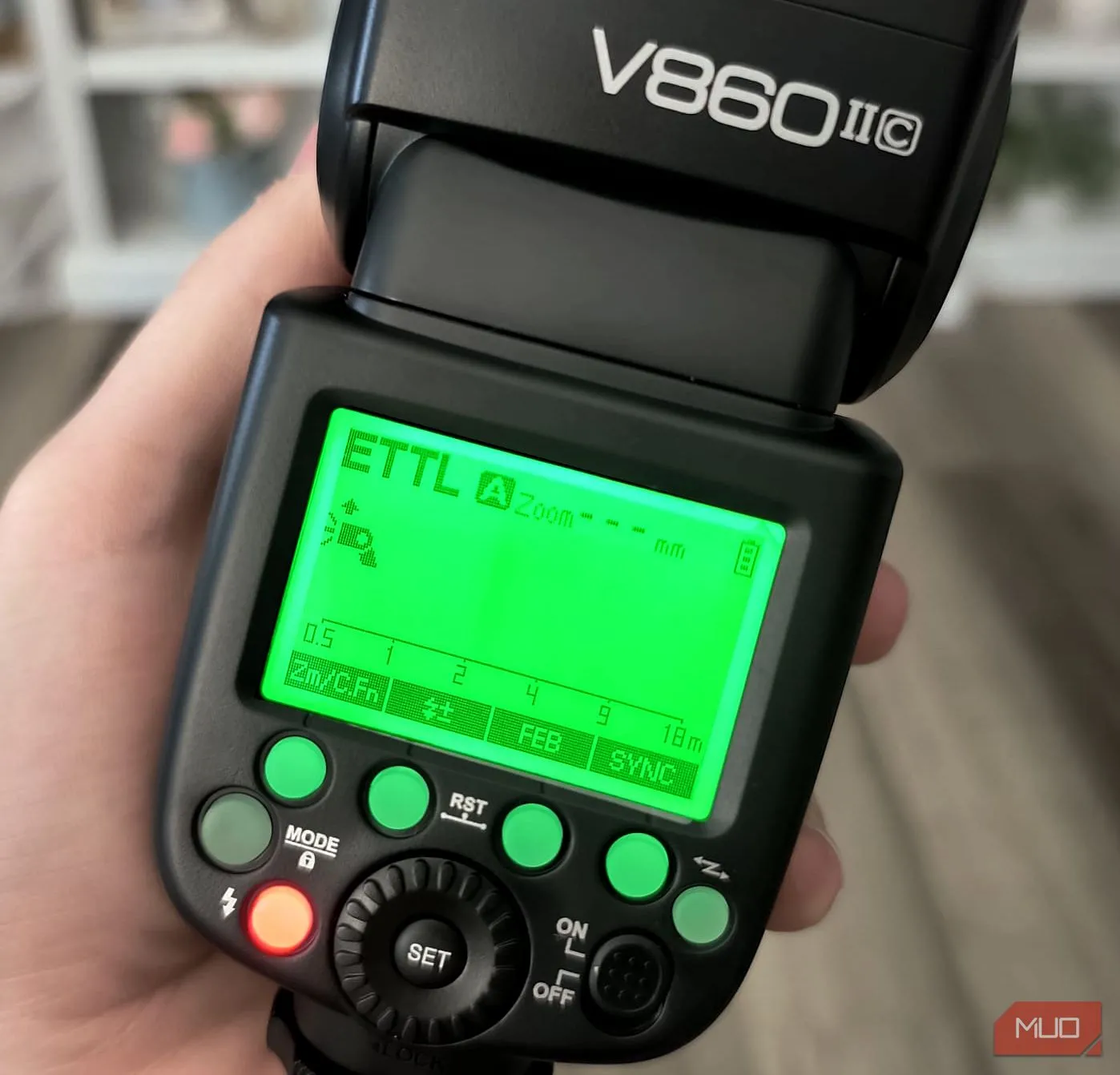 Cận cảnh màn hình LCD của Godox V860II