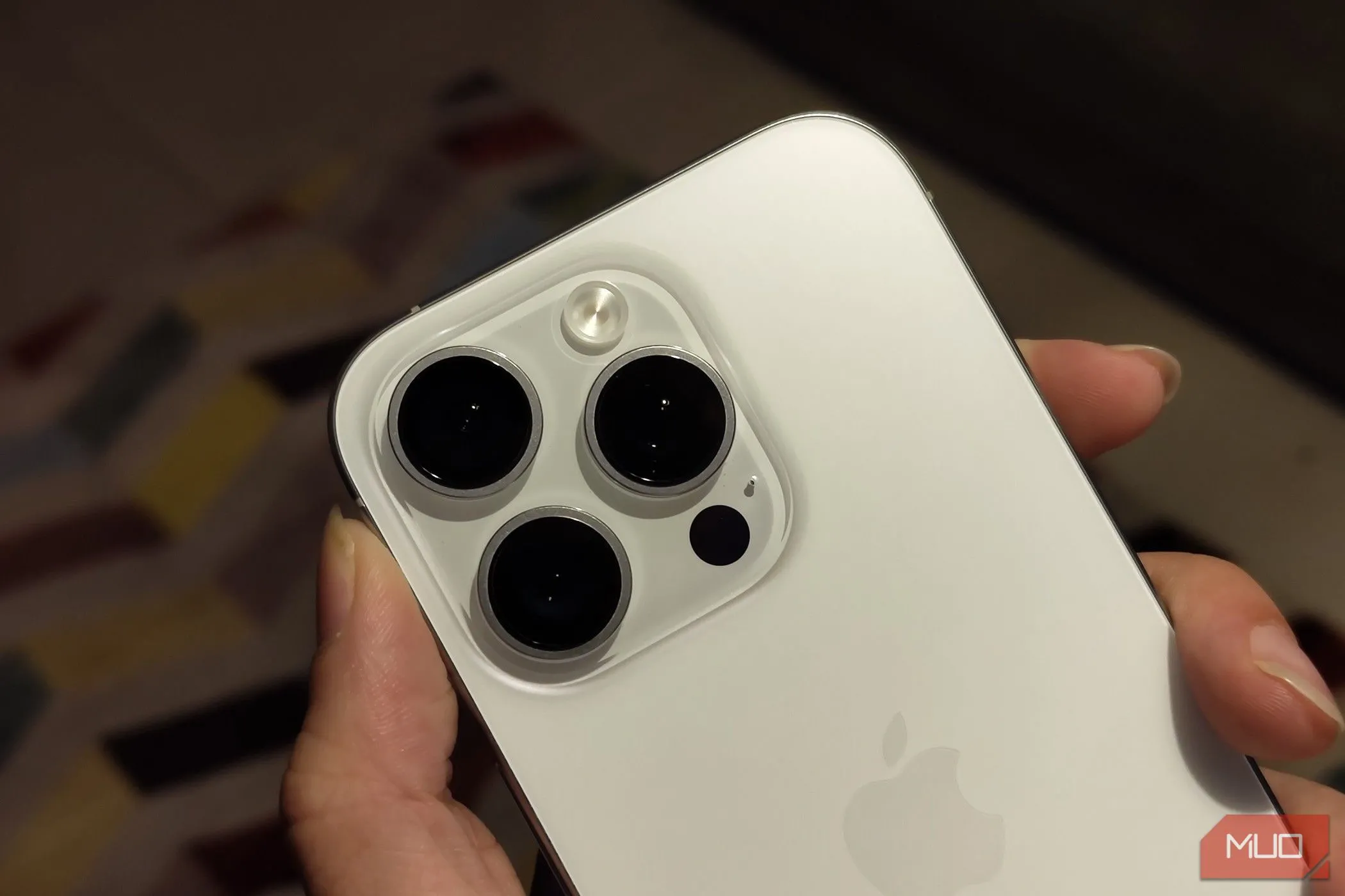 Cận cảnh mặt lưng iPhone, nhấn mạnh tầm quan trọng của việc lựa chọn ốp lưng phù hợp với thiết kế máy