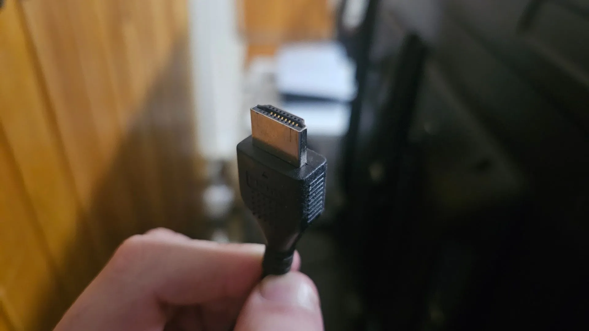 Cận cảnh một sợi cáp HDMI, đóng vai trò kết nối truyền tải tín hiệu HDMI-CEC giữa các thiết bị giải trí.