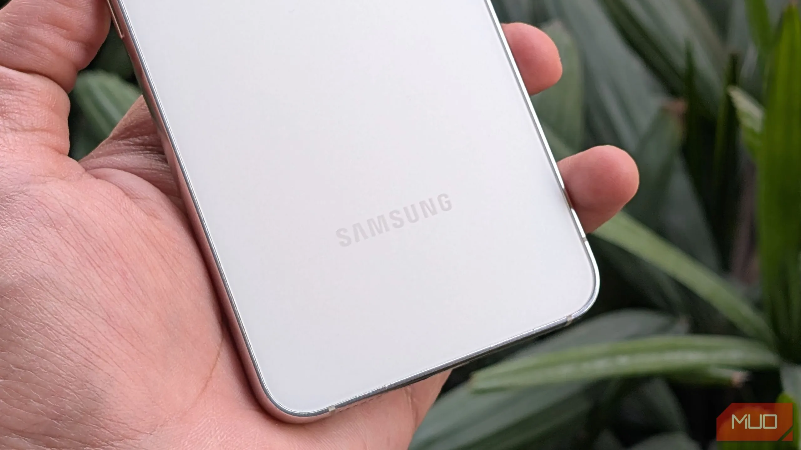 Cận cảnh người dùng đang tương tác với màn hình Samsung Galaxy S23, tượng trưng cho tuổi thọ thiết bị và thời gian hỗ trợ phần mềm dài hạn.