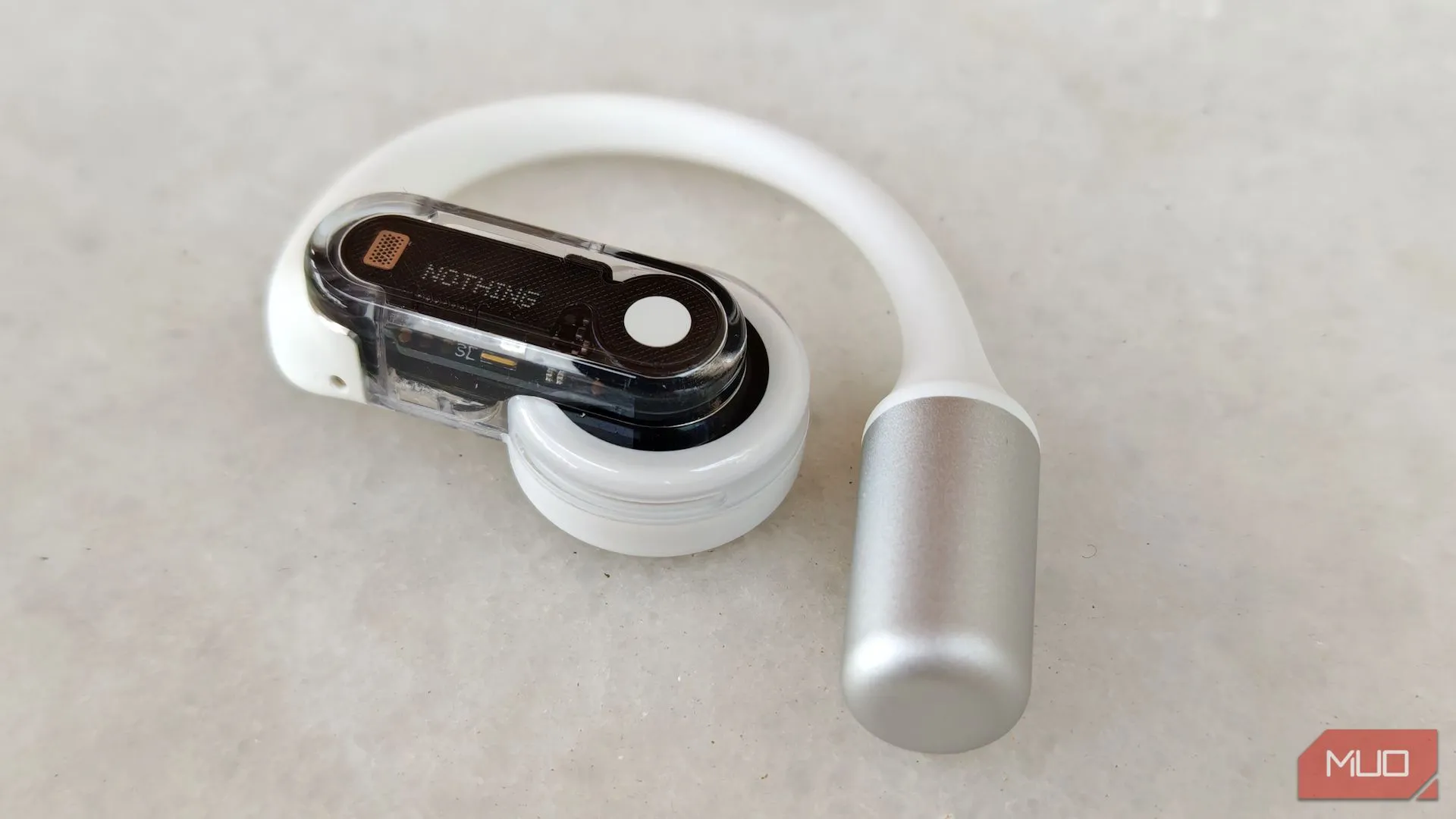 Cận cảnh tai nghe Nothing Ear (open) bên trái, làm nổi bật chi tiết loa và phần móc tai cong.