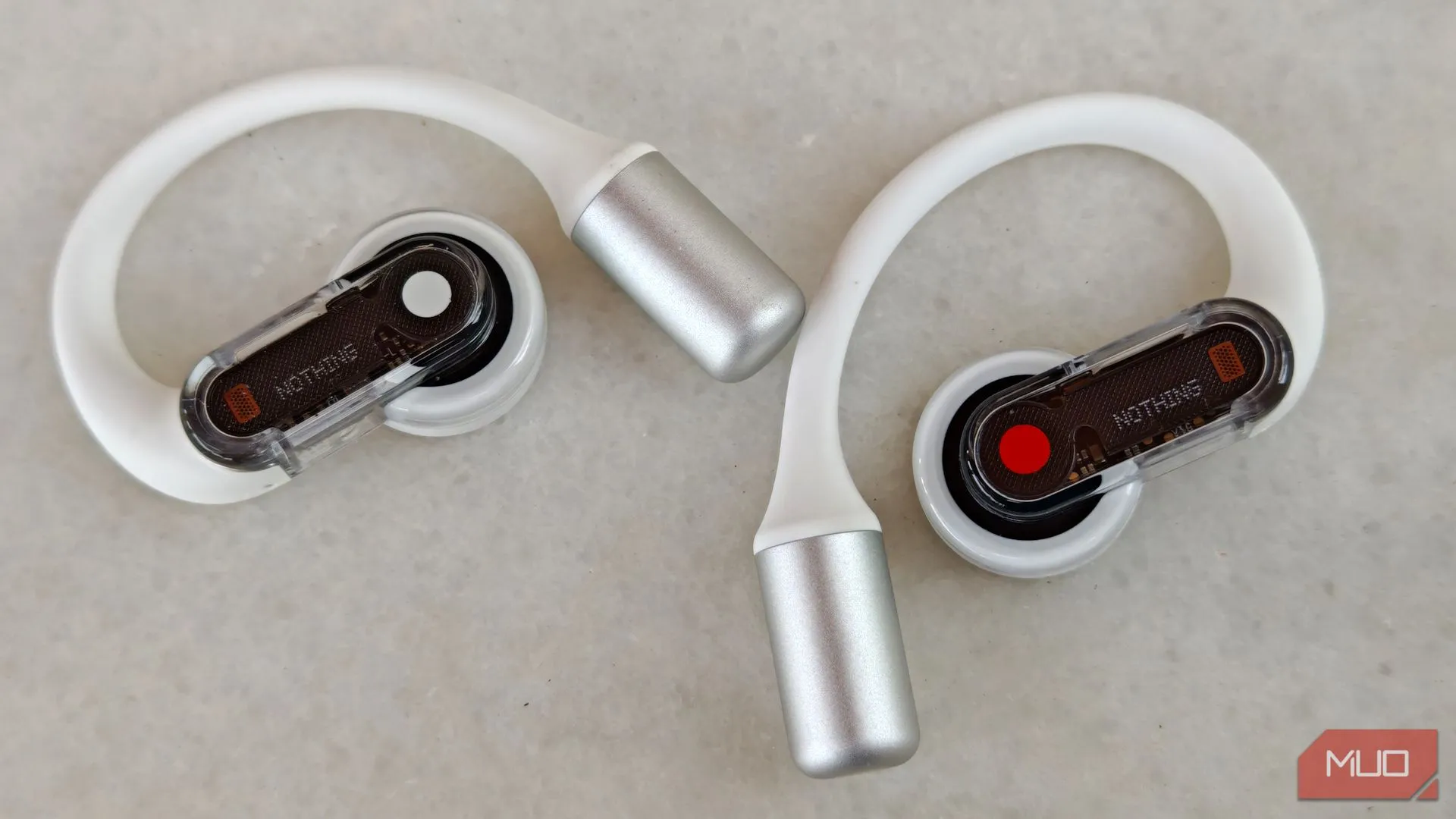 Cận cảnh tai nghe Nothing Ear (open) nhìn từ trên xuống, với các chi tiết về móc tai và củ loa.
