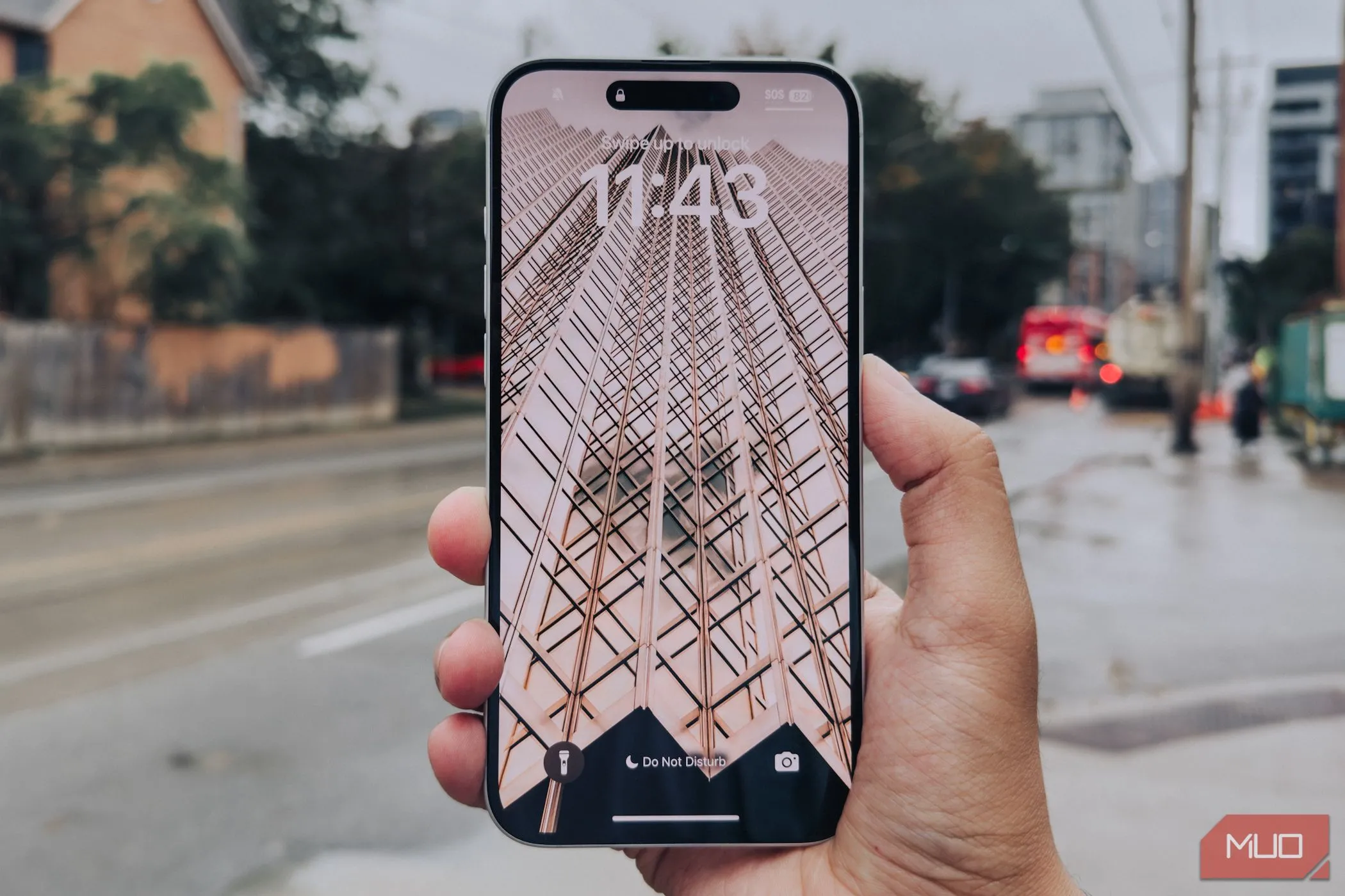 Cận cảnh viền màn hình iPhone 16 Plus mỏng, cho thấy xu hướng thiết kế tối giản viền trên điện thoại.