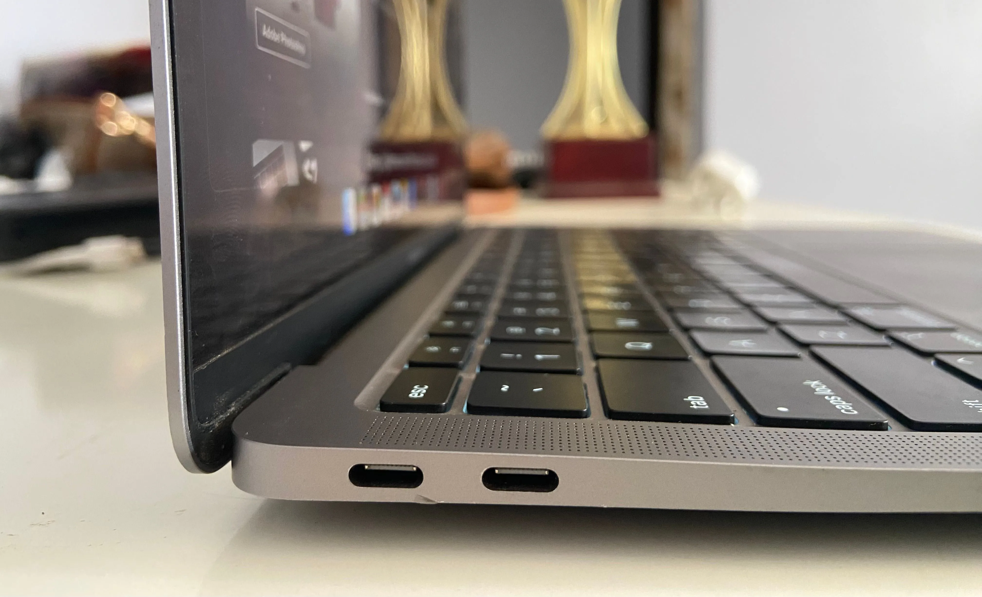 Cạnh bên của MacBook Air M1 với hai cổng USB-C và jack tai nghe