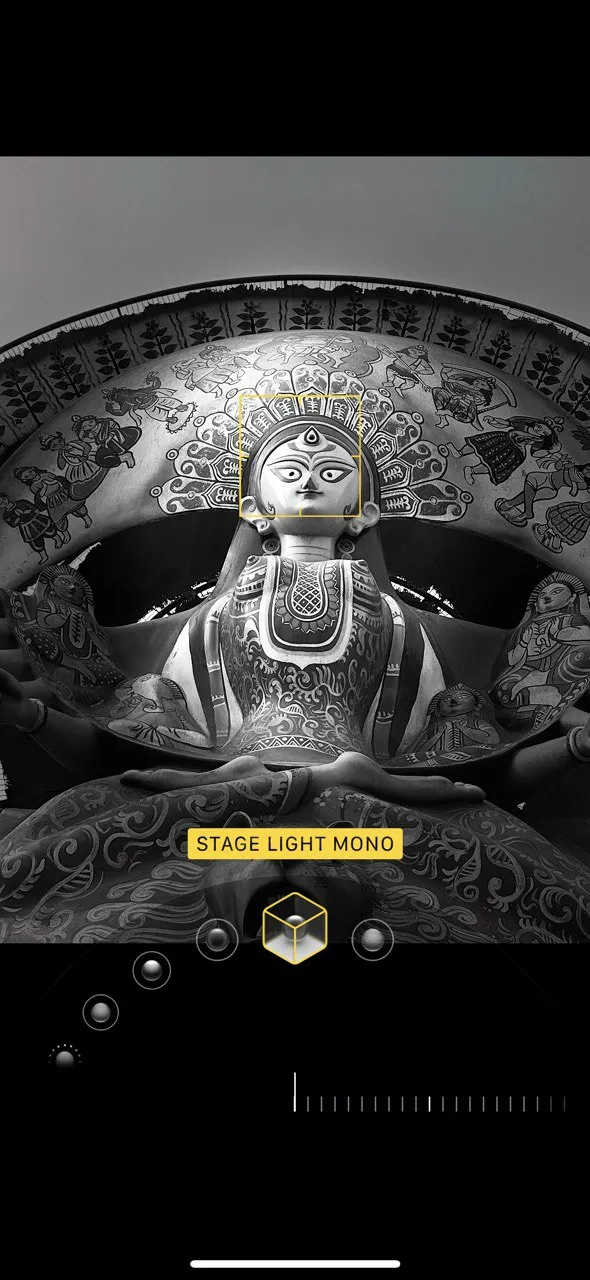 Chân dung chụp với chế độ Ánh sáng Sân khấu Đơn sắc (Stage Light Mono) trên iPhone, tạo hiệu ứng ảnh đen trắng kịch tính.