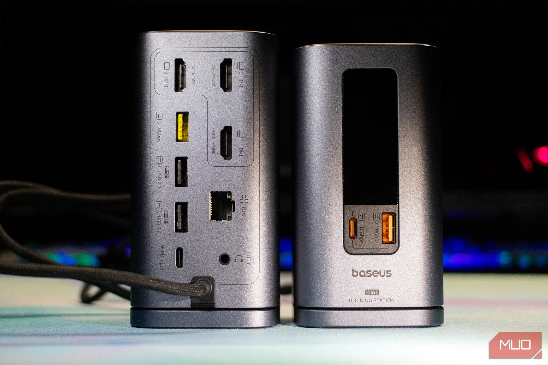 Chi tiết các cổng phía sau trên phiên bản Baseus Spacemate dành cho MacBook, bao gồm hai cổng USB-A 2.0 và ba cổng HDMI cho đa màn hình.