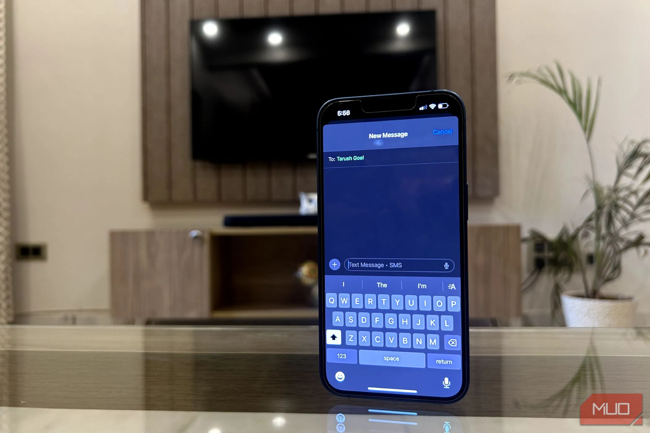 Chiếc iPhone hiển thị ứng dụng Tin nhắn đang mở, gợi nhớ đến kỷ nguyên SMS và sự phát triển của RCS.