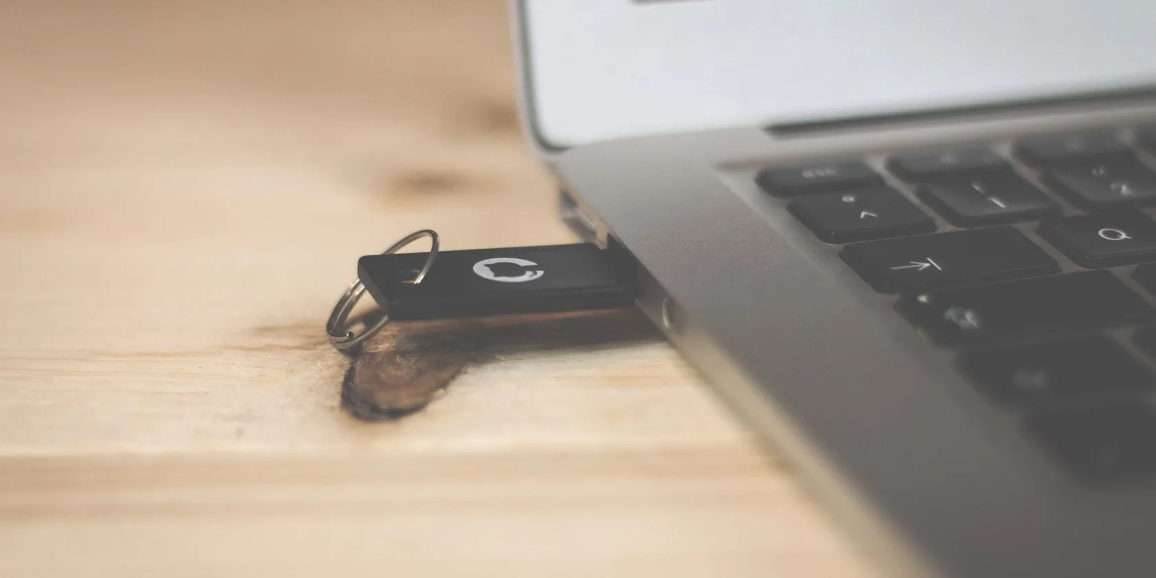 Chiếc USB lưu trữ dữ liệu, thiết bị cần thiết để biến TV thành khung ảnh kỹ thuật số