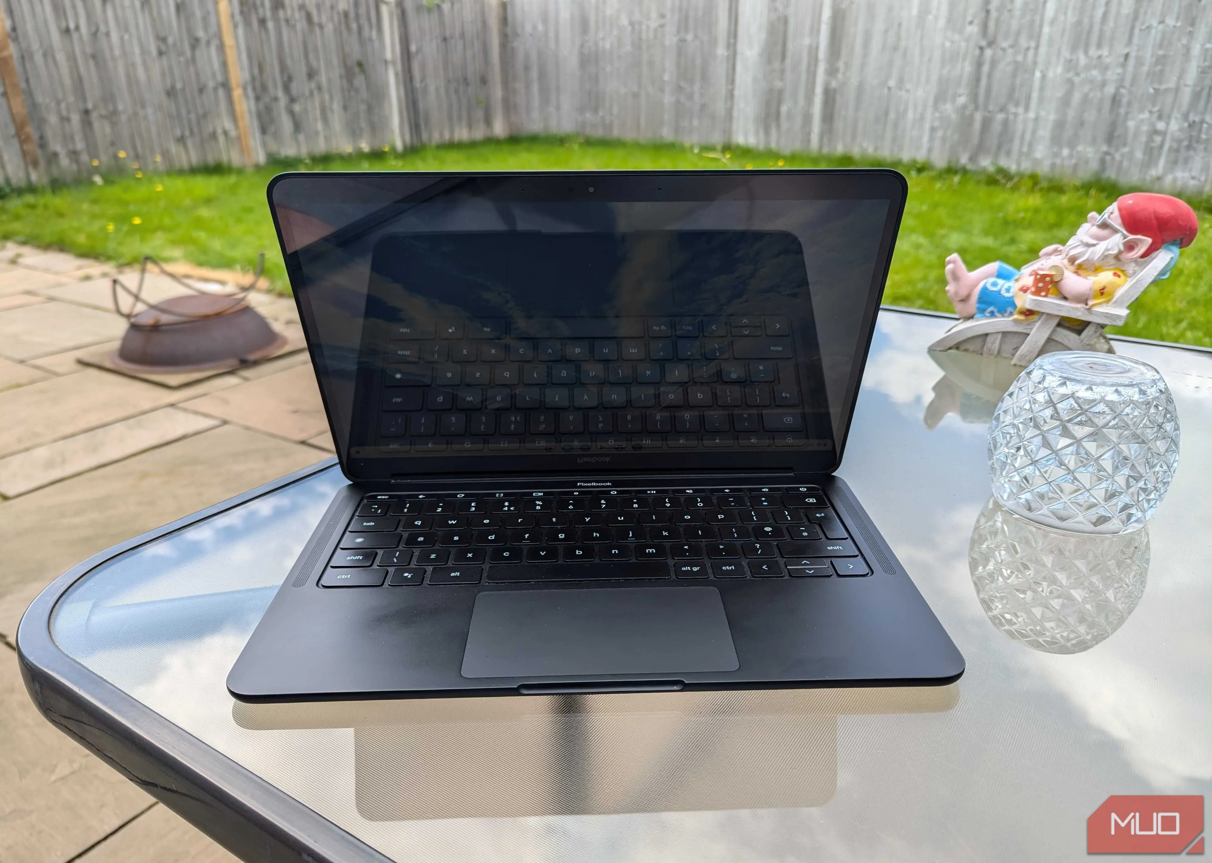 Chromebook mở trên bàn sân vườn, thể hiện khả năng khởi động siêu tốc.