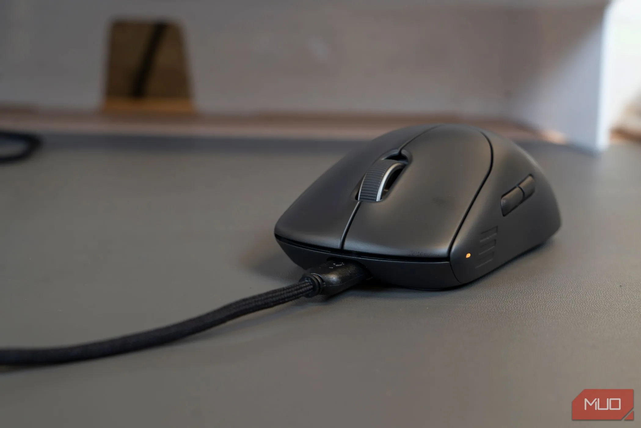 Chuột gaming không dây Alienware Pro đang được cắm sạc qua cổng USB-C