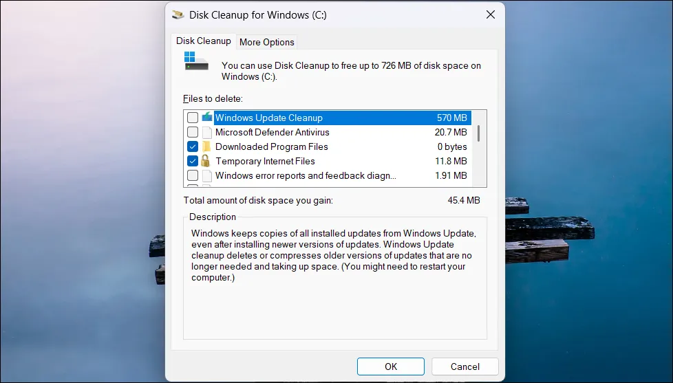 Công cụ Disk Cleanup đang chạy trên giao diện Windows 11 giúp dọn dẹp các tập tin rác để giải phóng dung lượng ổ đĩa.