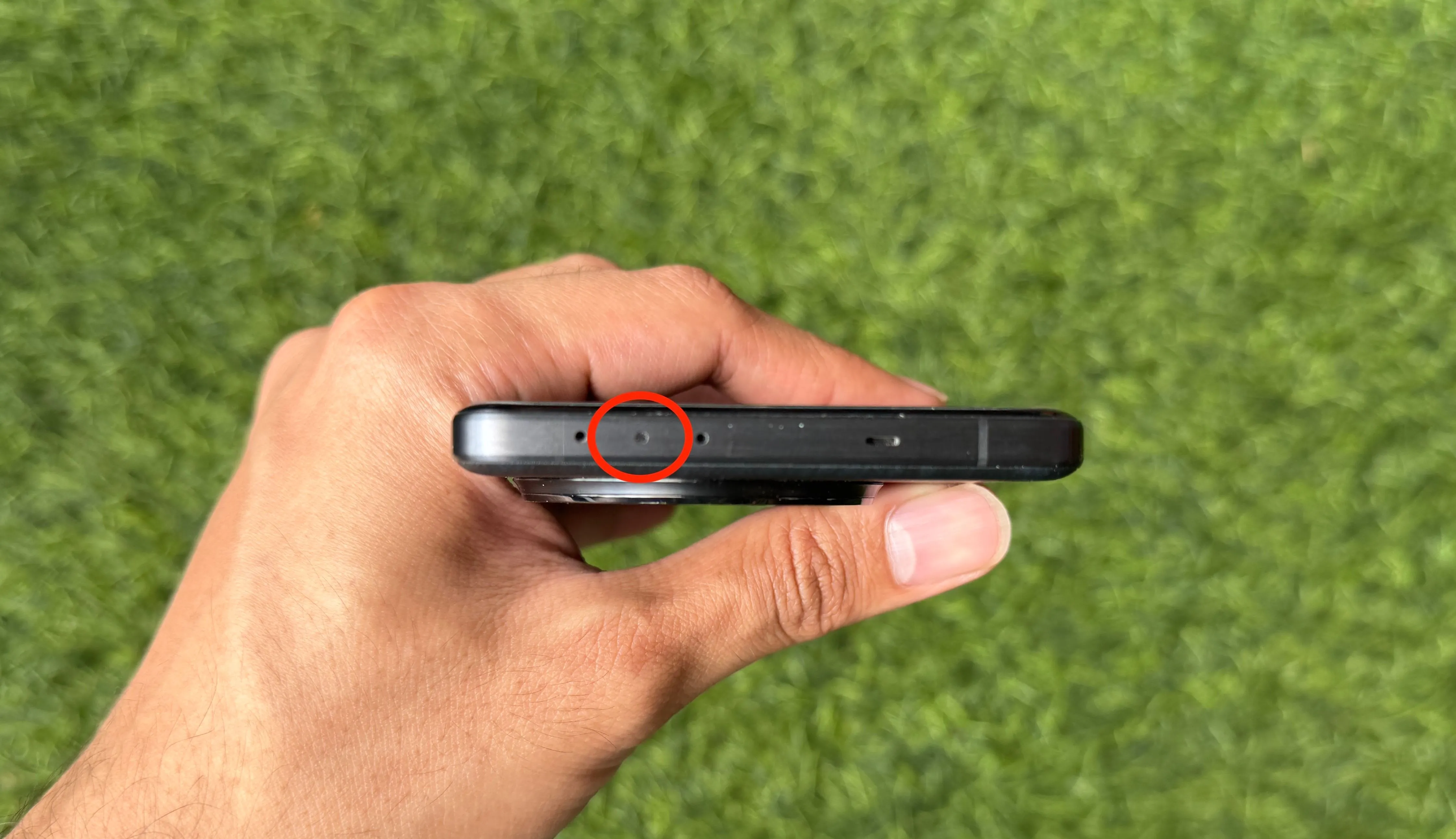Cổng hồng ngoại IR Blaster trên cạnh trên của điện thoại OnePlus 13.