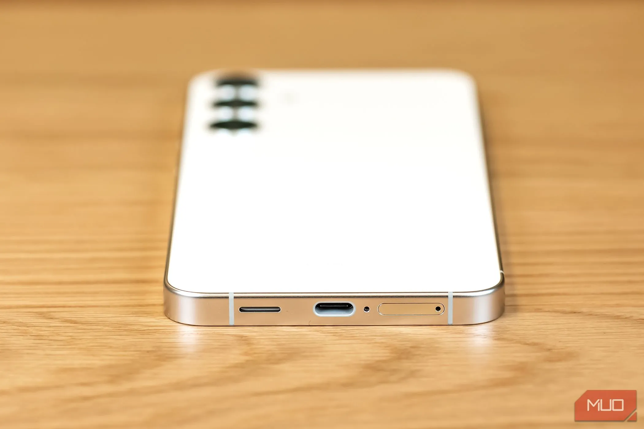 Cổng micro dưới đáy điện thoại Samsung Galaxy S24 Plus minh họa vị trí micro cần vệ sinh