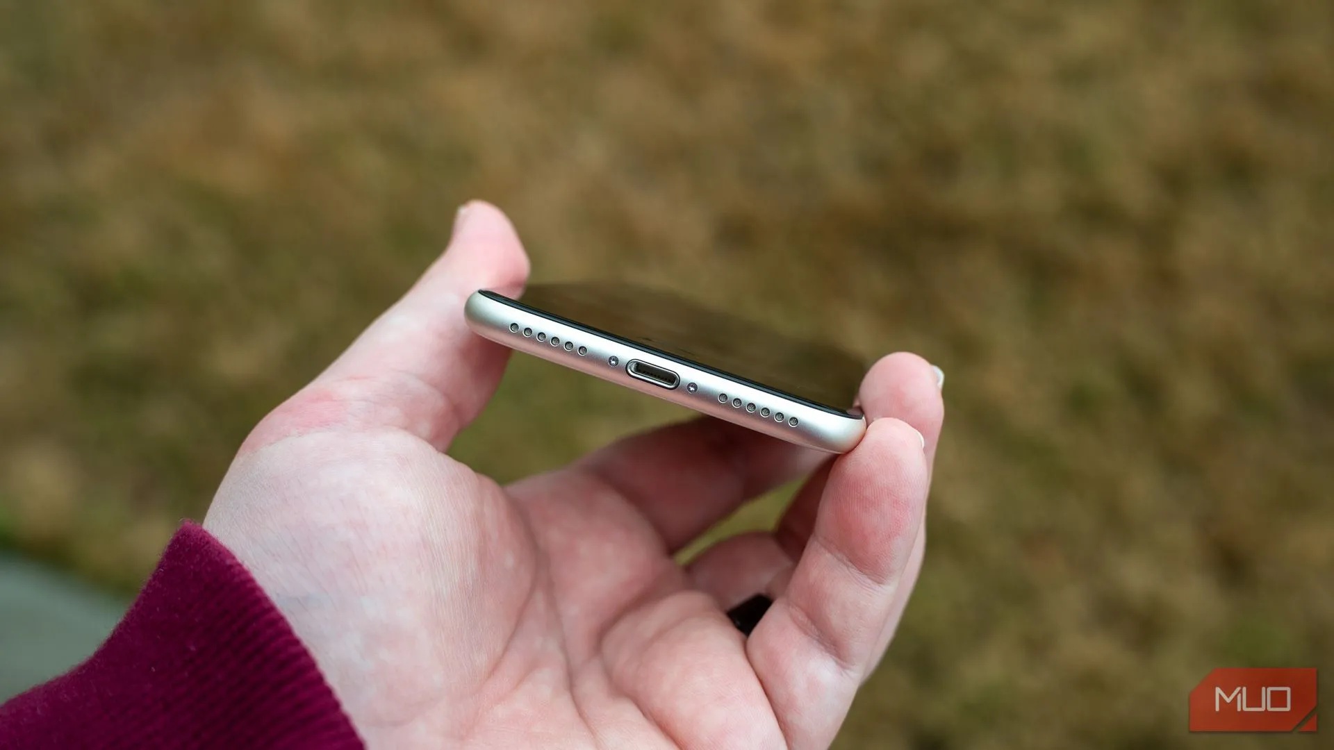 Cổng sạc Lightning truyền thống trên iPhone SE 2022