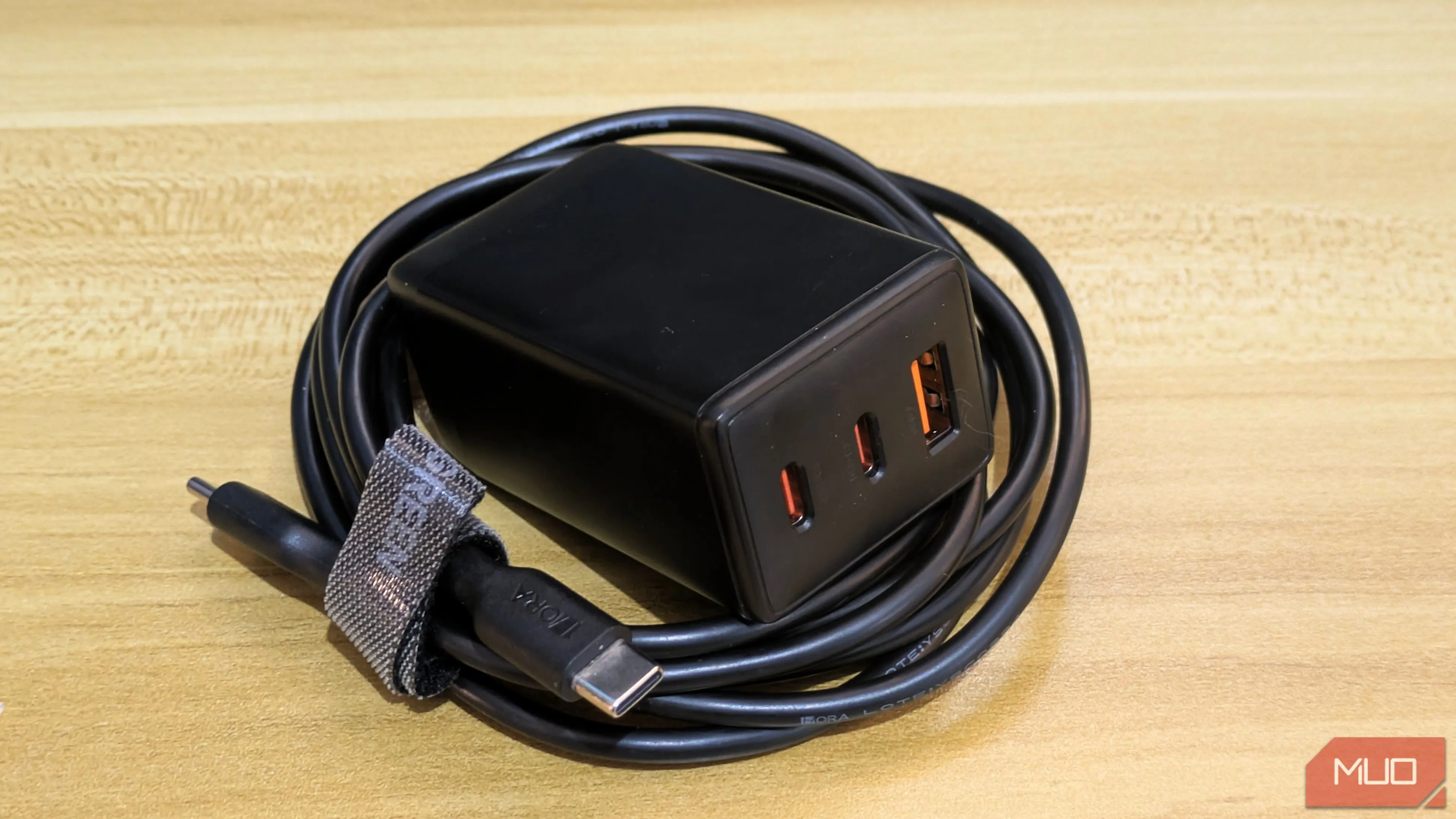 Củ sạc GaN nhỏ gọn đi kèm với cáp USB dài, minh họa khả năng hỗ trợ nhiều thiết bị và tính di động của sạc GaN.