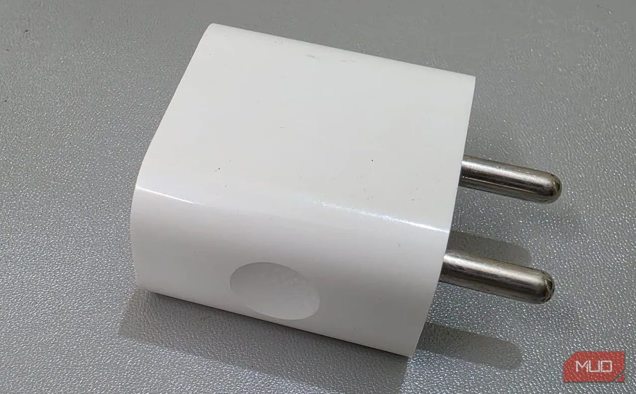 Củ sạc iPhone 20W đặt trên bàn, ví dụ về bộ sạc hỗ trợ chuẩn sạc nhanh USB-PD.
