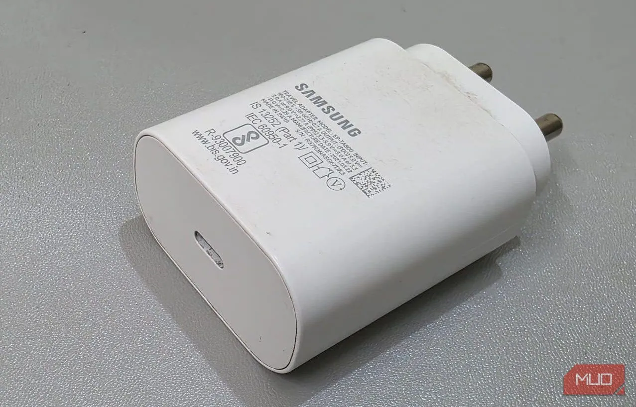 Củ sạc Samsung 25W đặt trên bàn, tượng trưng cho công nghệ sạc nhanh độc quyền PPS.