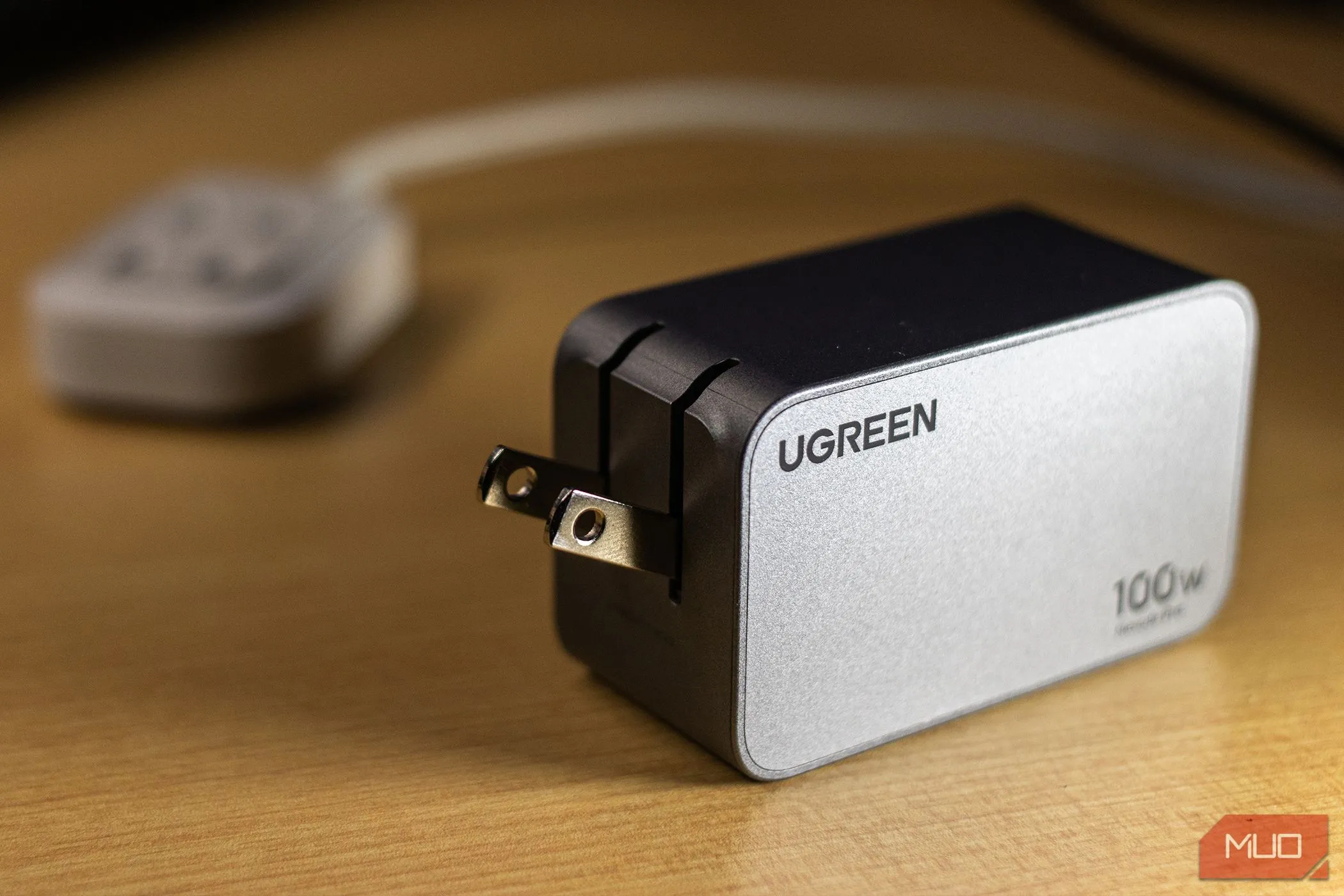 Củ sạc Ugreen Nexode Pro 100W USB-C, minh họa cho khả năng sạc nhanh vượt trội của sạc có dây.