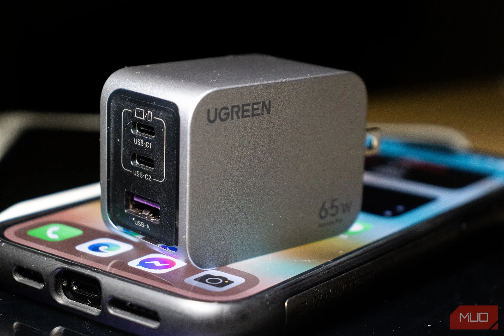 Củ sạc Ugreen Nexode Pro 65W cắm vào iPhone 14 Pro Max